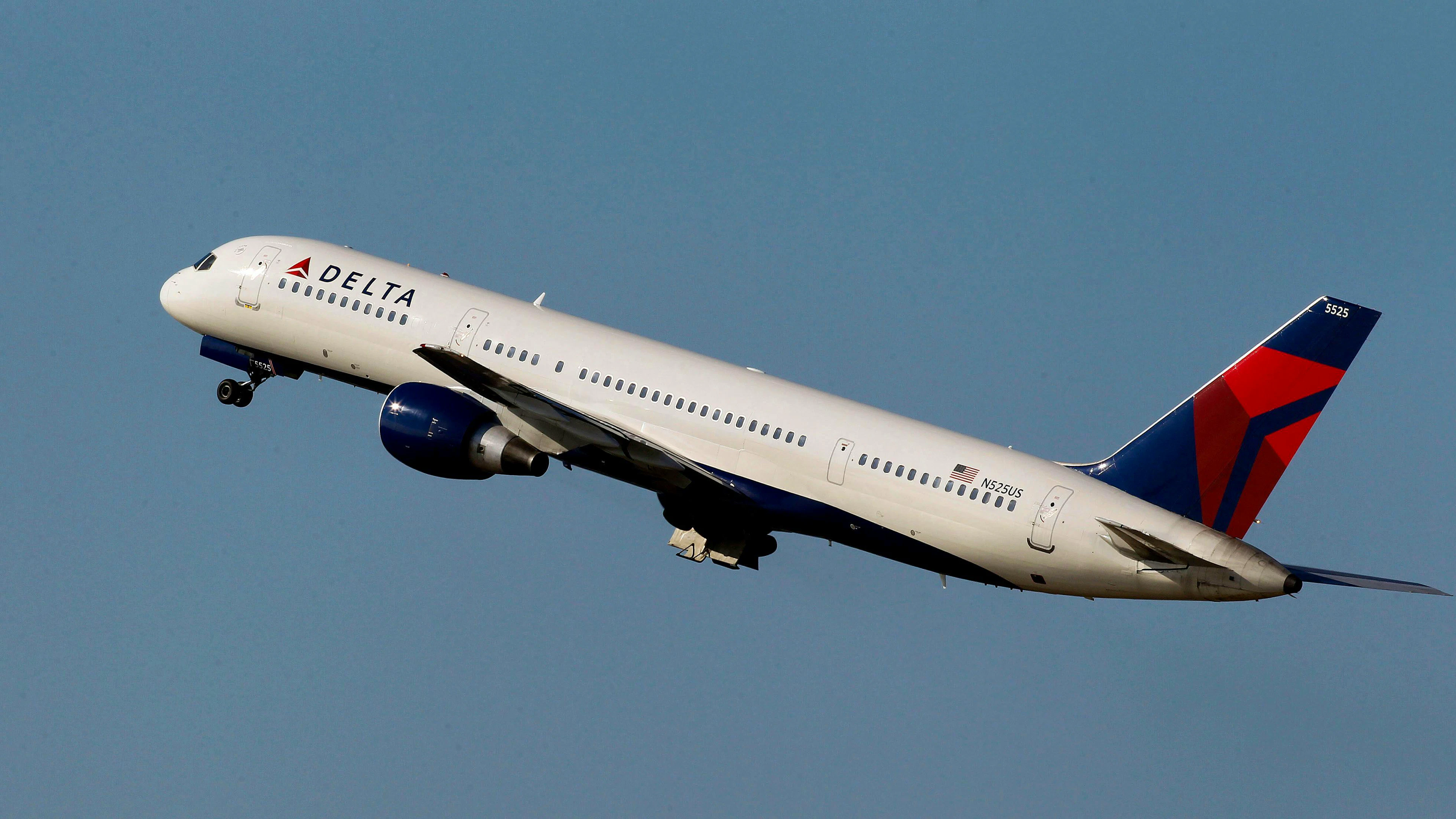 Die Frau war in einem Delta-Flugzeug unterwegs. (Archivbild)