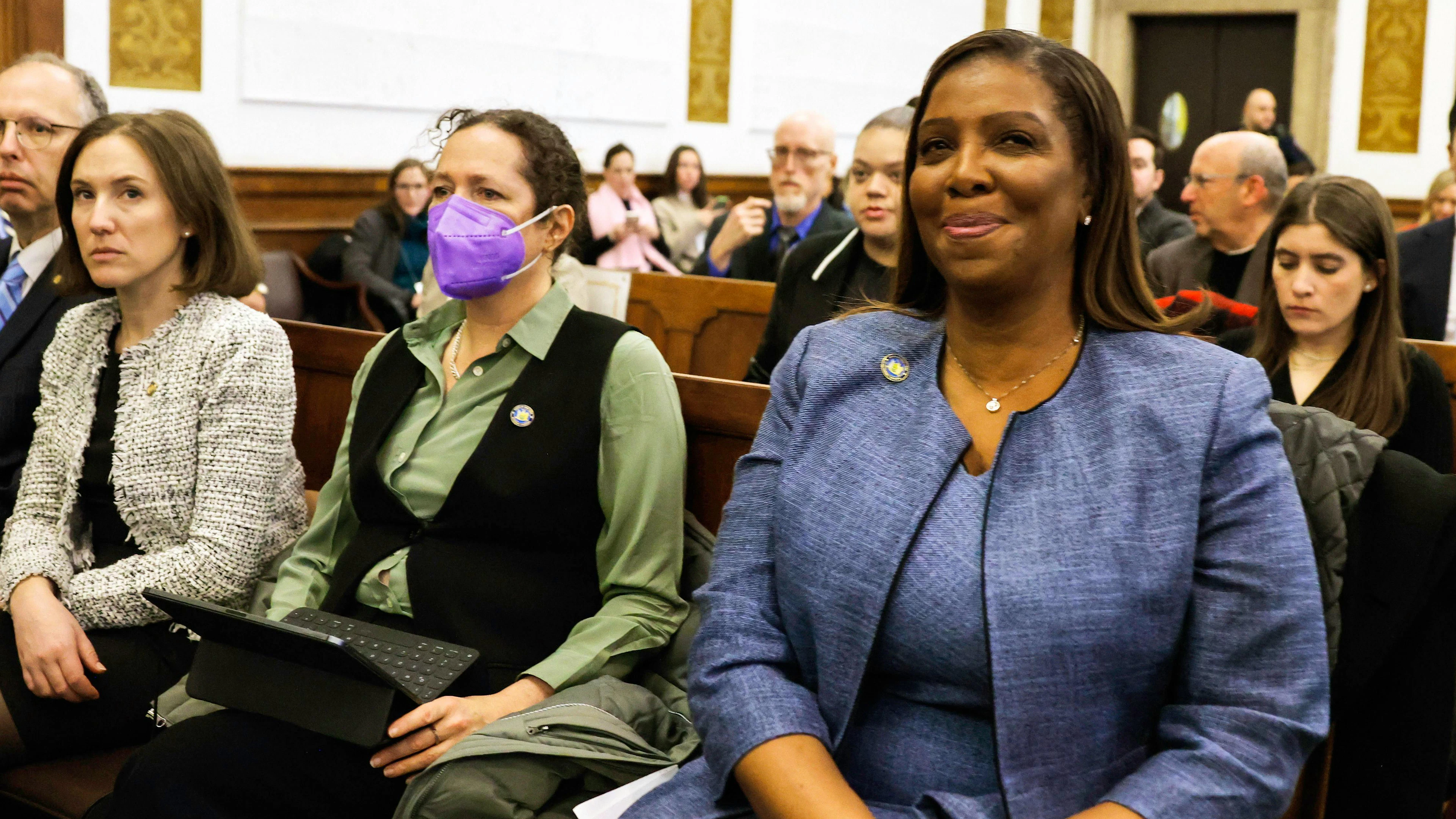 Un sorriso vincente: la procuratrice pubblica Letitia James (in primo piano a destra) ascolta l'arringa finale del processo per frode contro Donald Trump a New York l'11 gennaio.