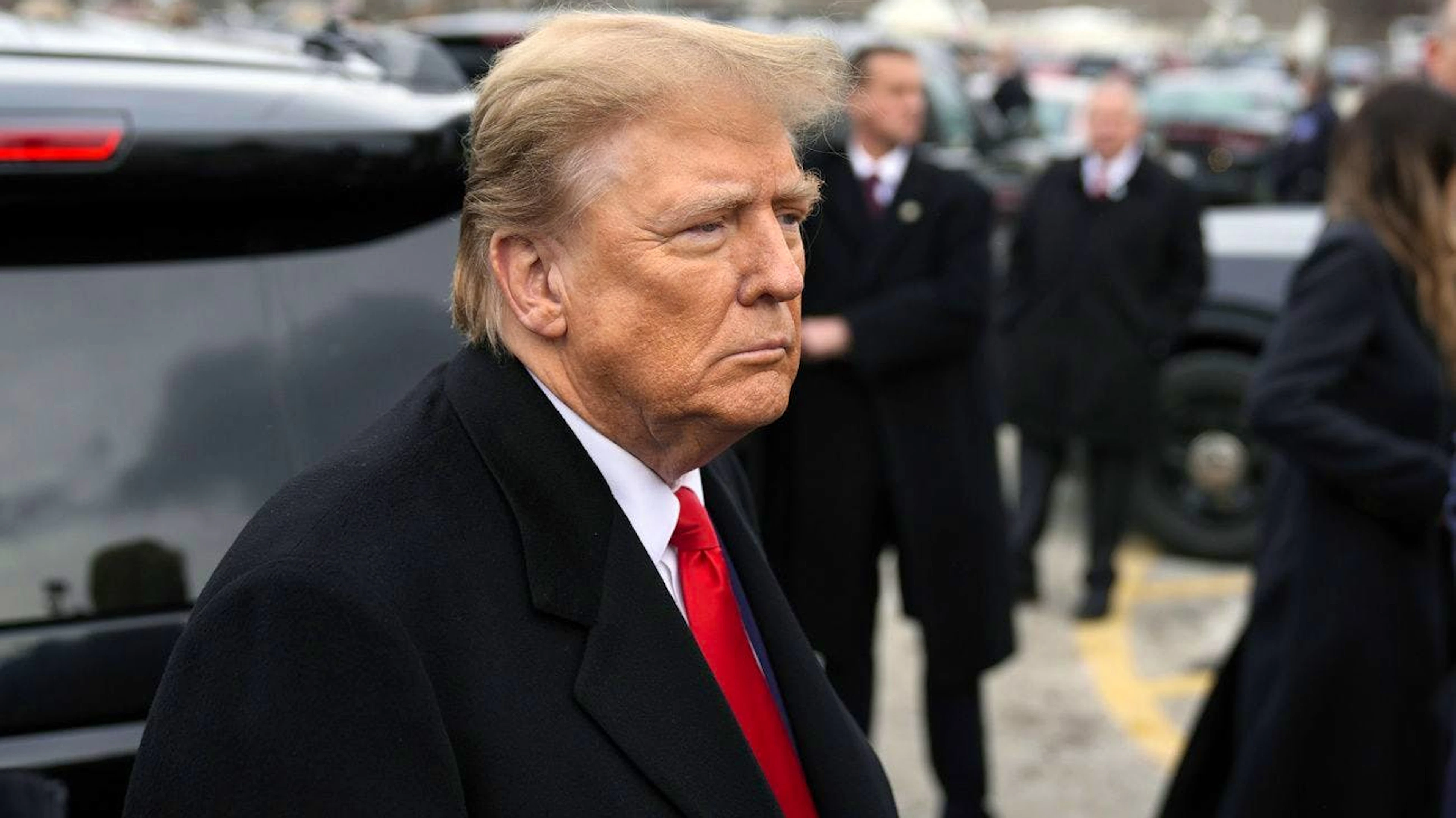 Donald Trump arriva a Londonderry, New Hampshire, martedì 23 gennaio 2024.