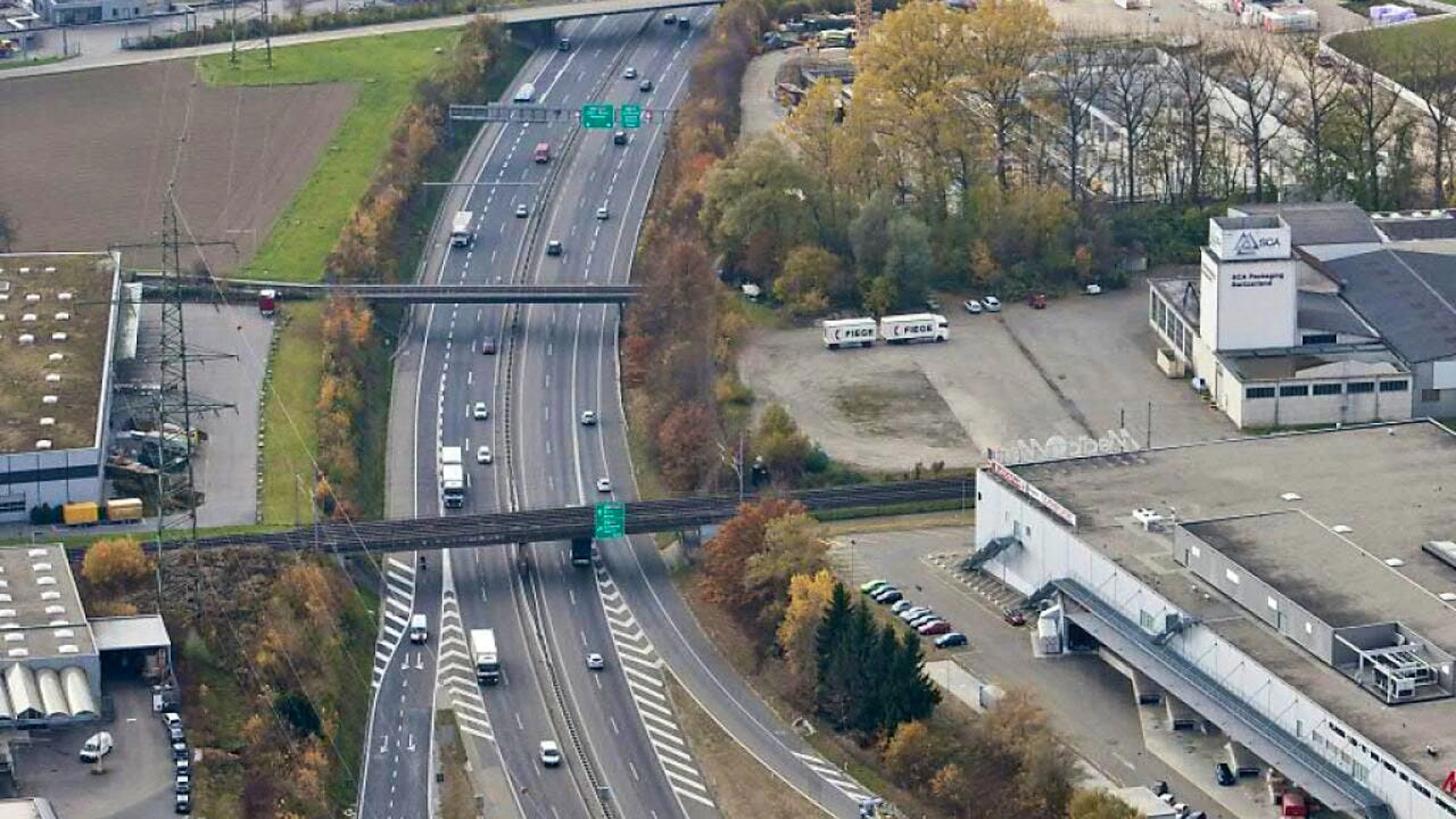 Der Mann wendete auf der A1, um sein Handy zu suchen. (Symbolbild)