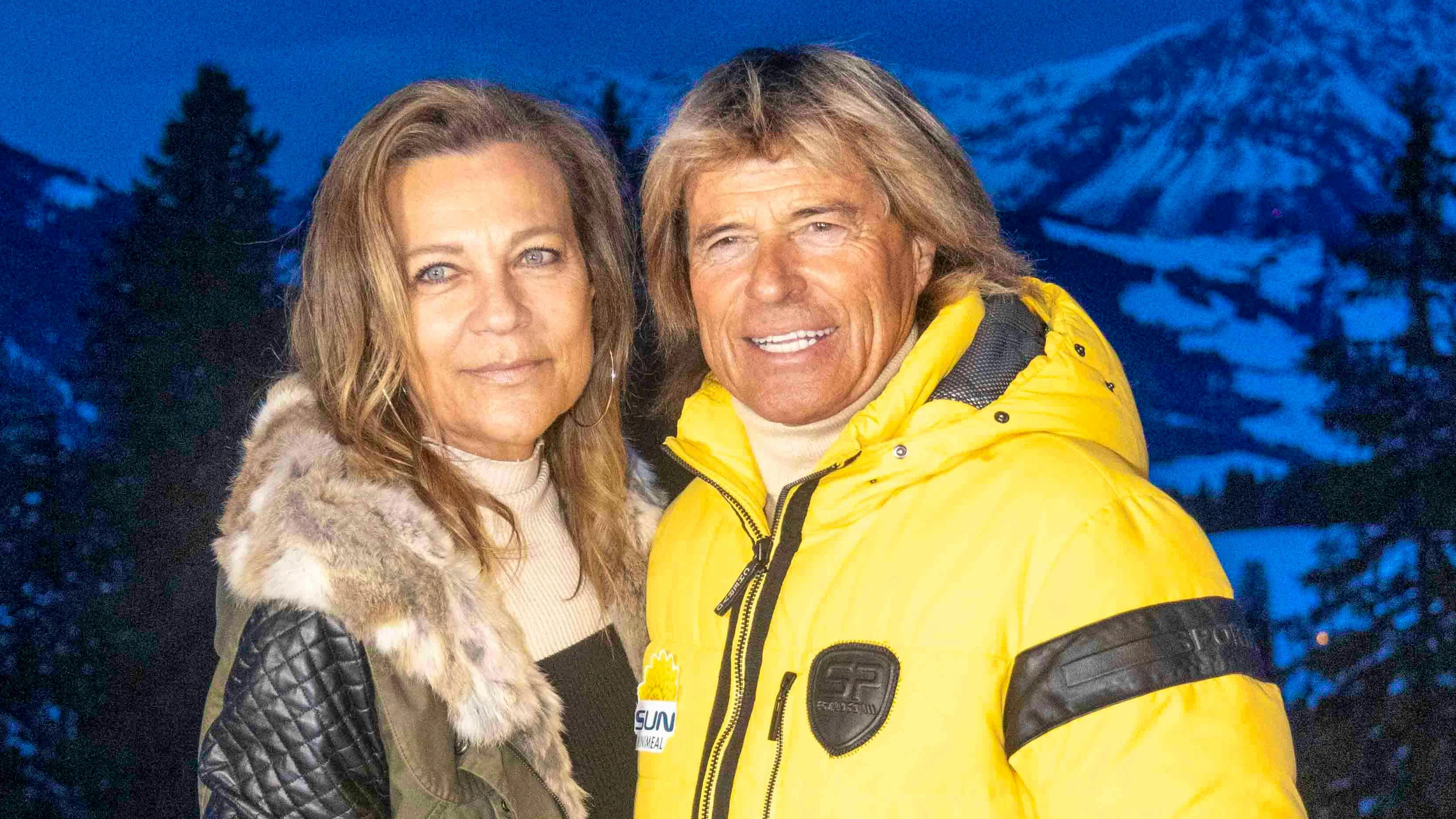 Natürlich lässt sich Hansi Hinterseer auch heute noch an den grossen Skirennen blicken: so etwa am 17. Januar in Kitzbühel – da posiert er mit seiner Ehefrau Romana.