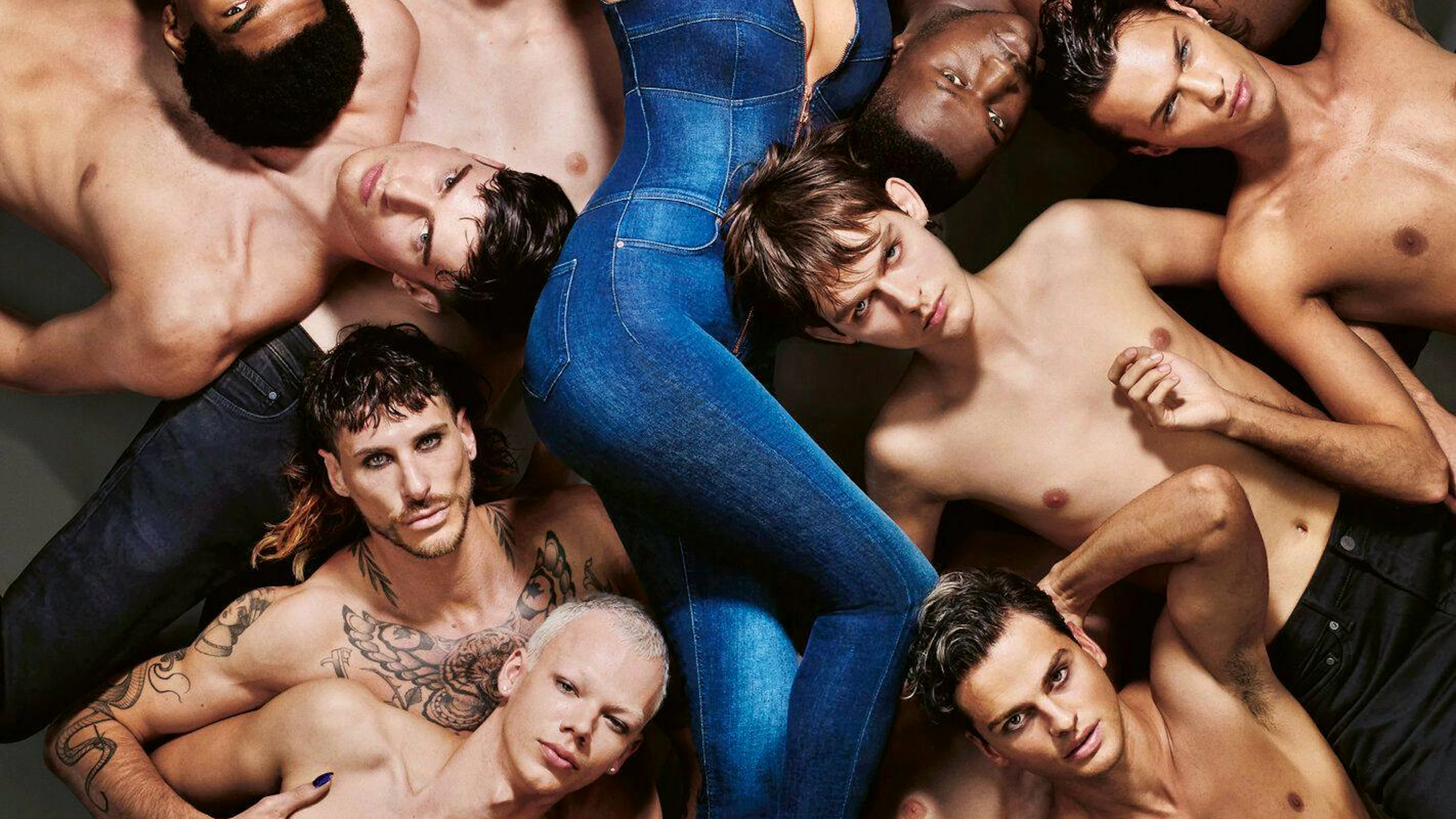 Lasziv räkelt sich Heidi Klum inmitten einer Männerschar. Das Bild wurde zum Start der neuen «Germany's Next Topmodel»-Staffel geschossen. Wer genau hinschaut, sieht einen Foto-Fail. Findest du ihn?