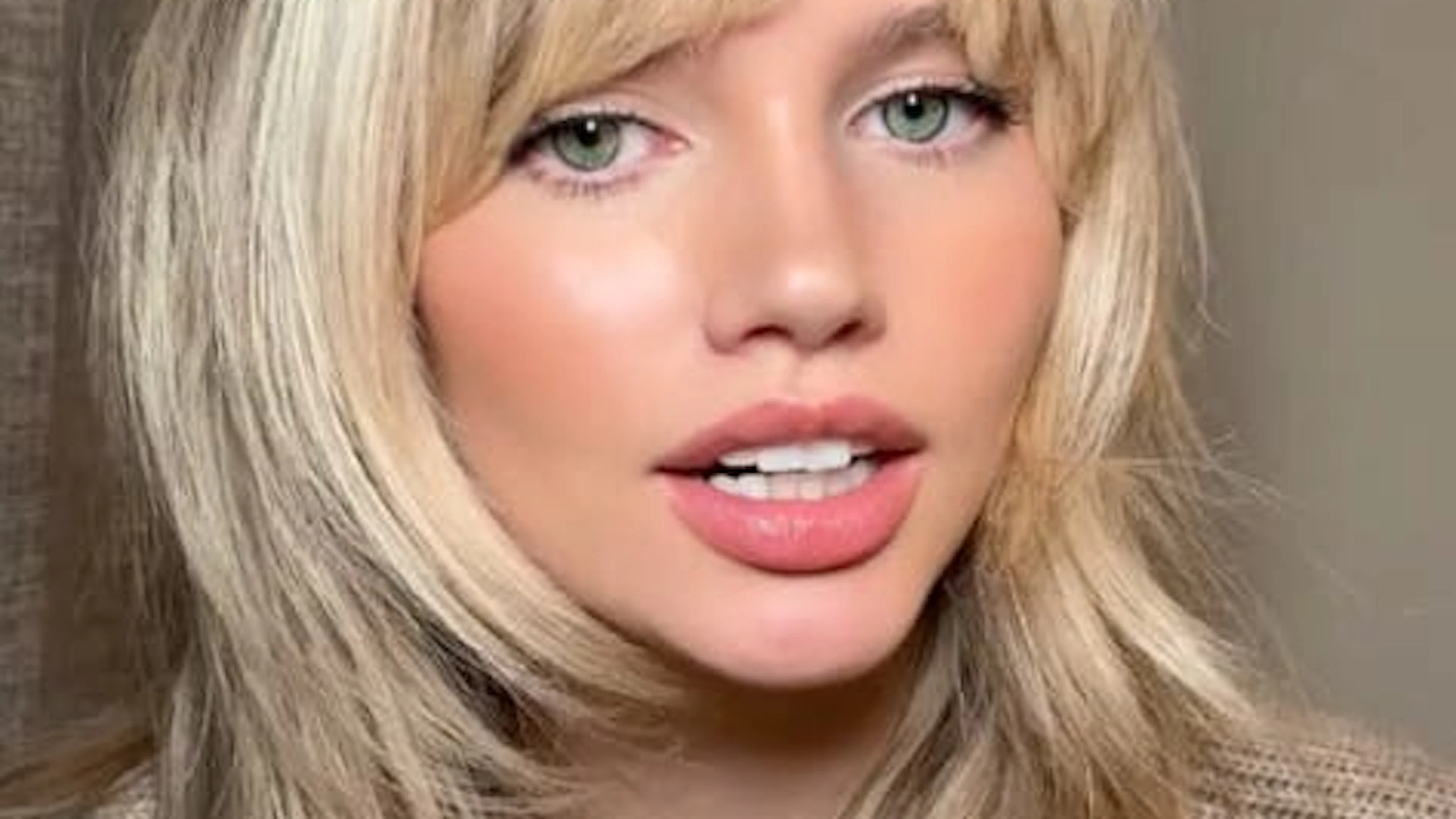Der Butterfly-Haircut bringt durch viele Stufen eine Menge Schwung in die Haare, wie hier bei Beauty-TIkTokerin Shay Sullivan. Sie trägt ausserdem In-Bangs, die das Gesicht laut der Coiffeurin «framen» sollen.&nbsp;