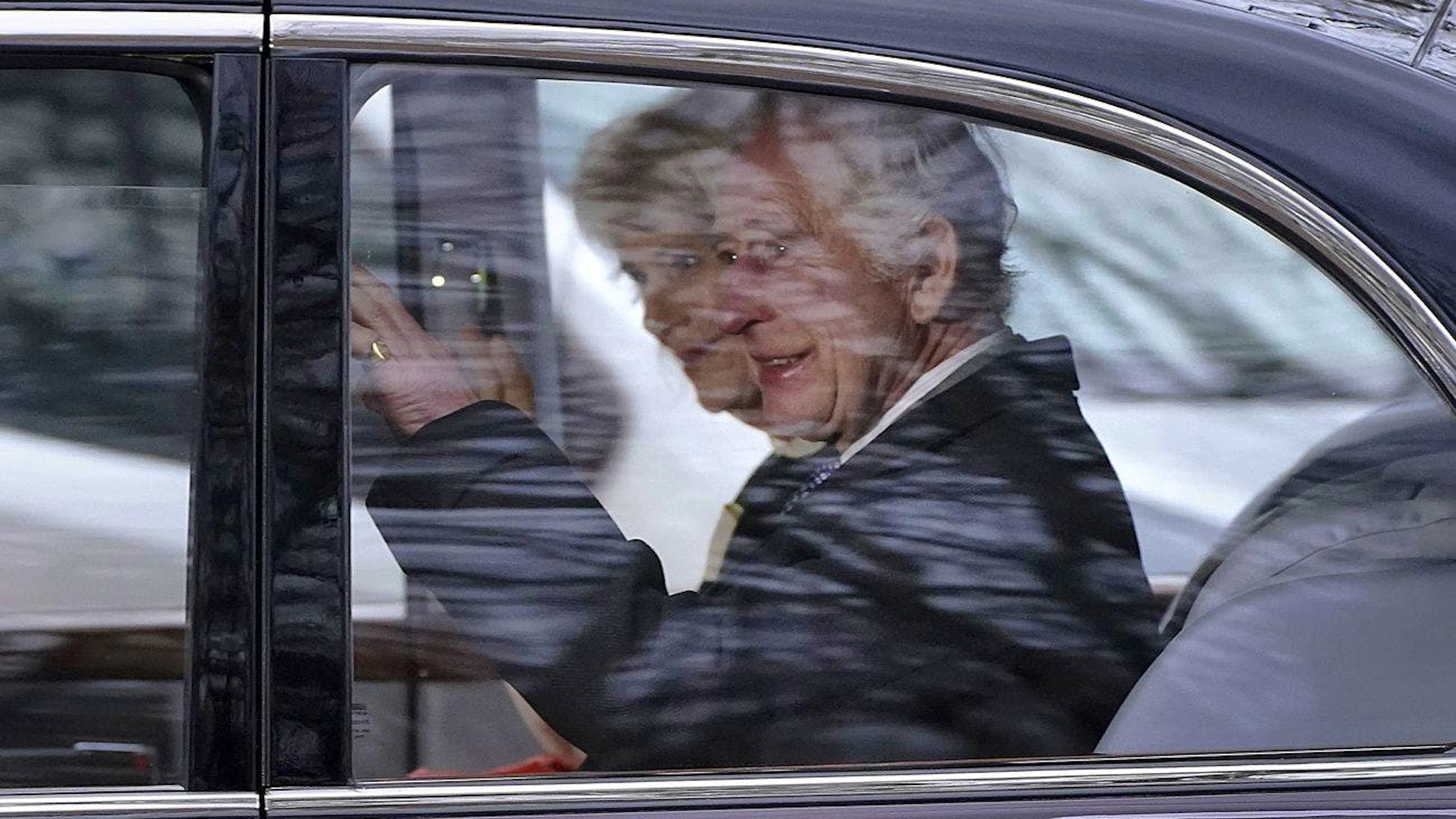 Zeigen sich zuversichtlich: König Charles und Königin Camilla verlassen ihre Residenz Clarence House.