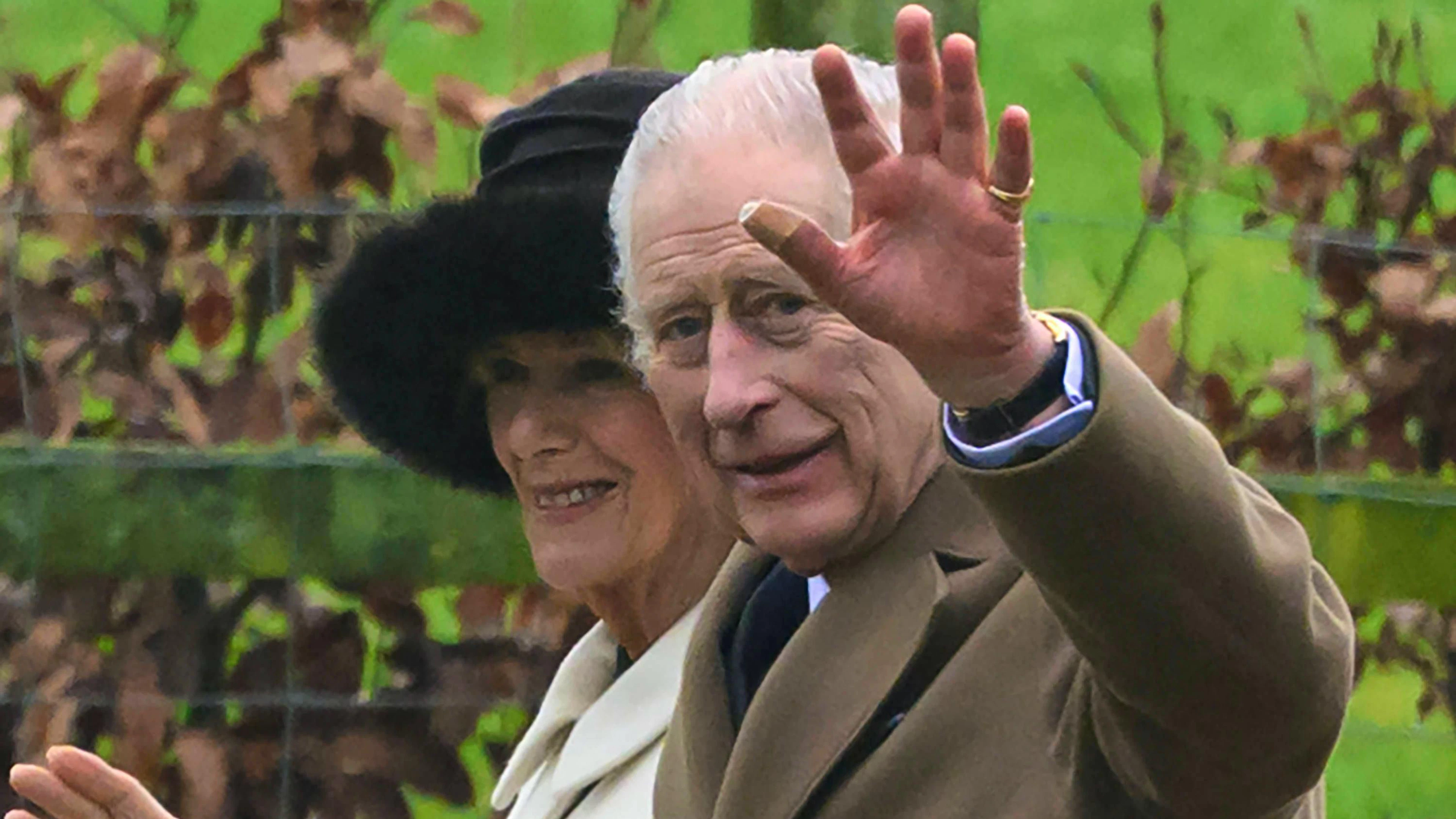 Königin Camilla und König Charles zeigen sich zum ersten Mal bei einem Spaziergang in Sandringham.