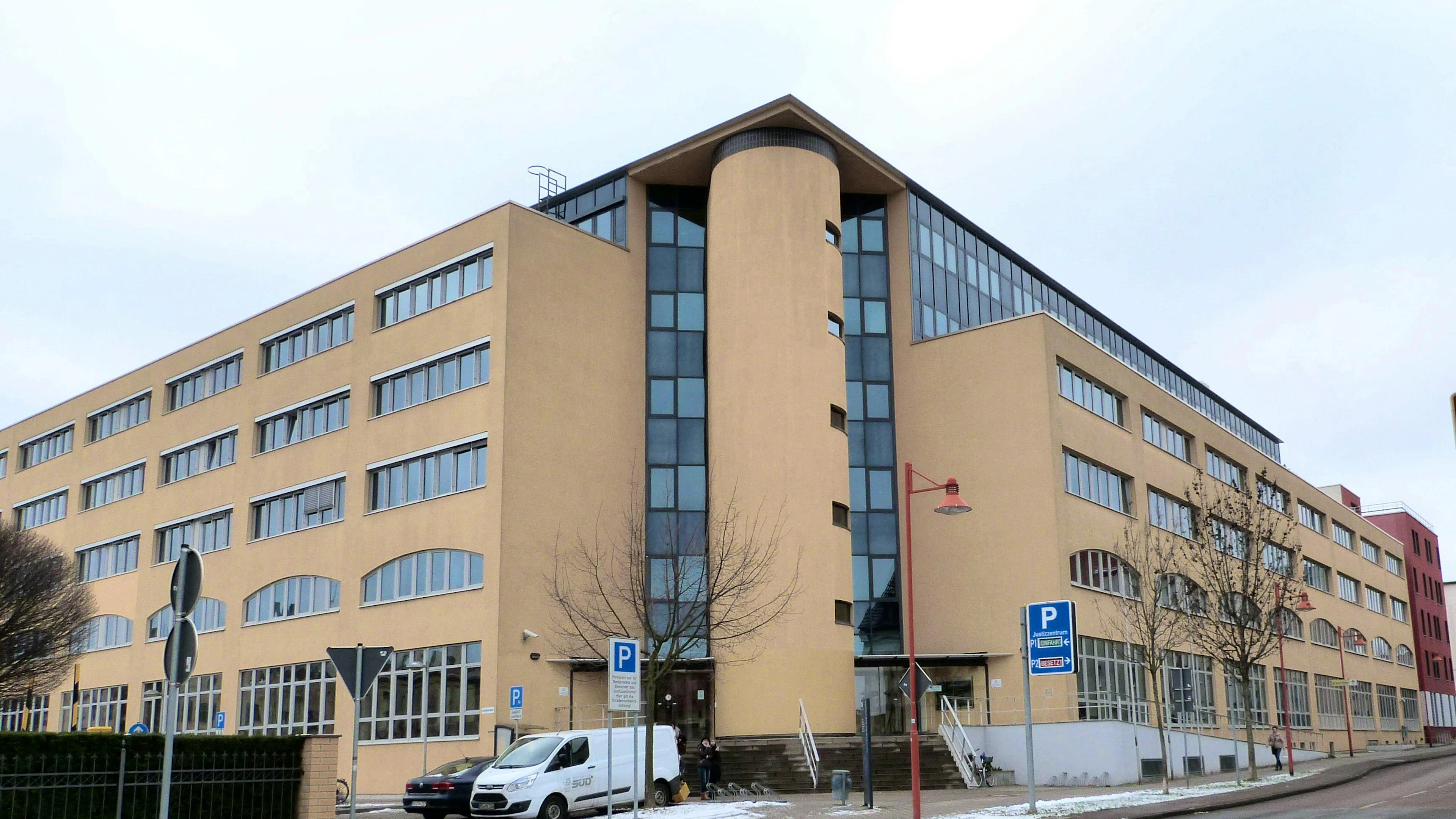Vor dem Amtsgericht von Halle an der Saale in Deutschland wurde ein Nachbarstreit und eine angeblich unrechte Wohnungskündigung verhandelt. Auf dem Bild sieht man das Gerichtsgebäude. 