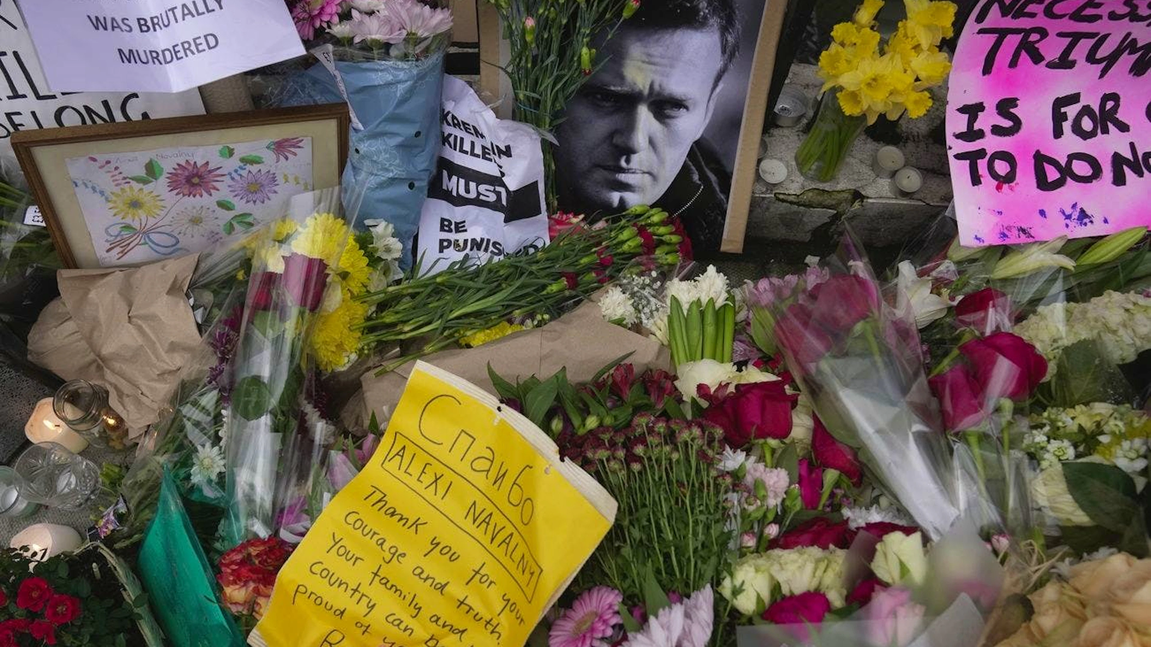 Des fleurs sont déposées en face de l'ambassade russe pour commémorer la mort d'Alexeï Navalny à Londres, lundi 19 février 2024.