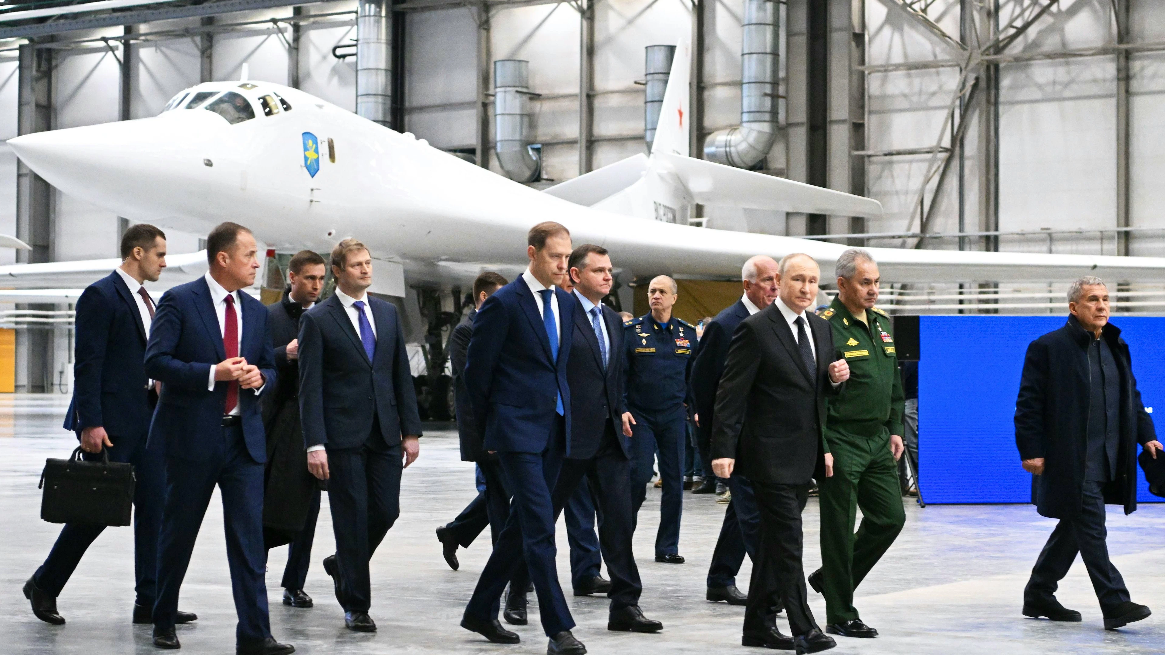 Wladimir Putin (Dritter von rechts) und Verteidigungsminister Sergei Schoigu (Zweiter von rechts) besuchen am 21. Februar ein Tupole-Werk in Kasan, wo der Interkontinental-Bomber Tu-160 <em>Blackjack</em> gebaut und modernisiert wird.