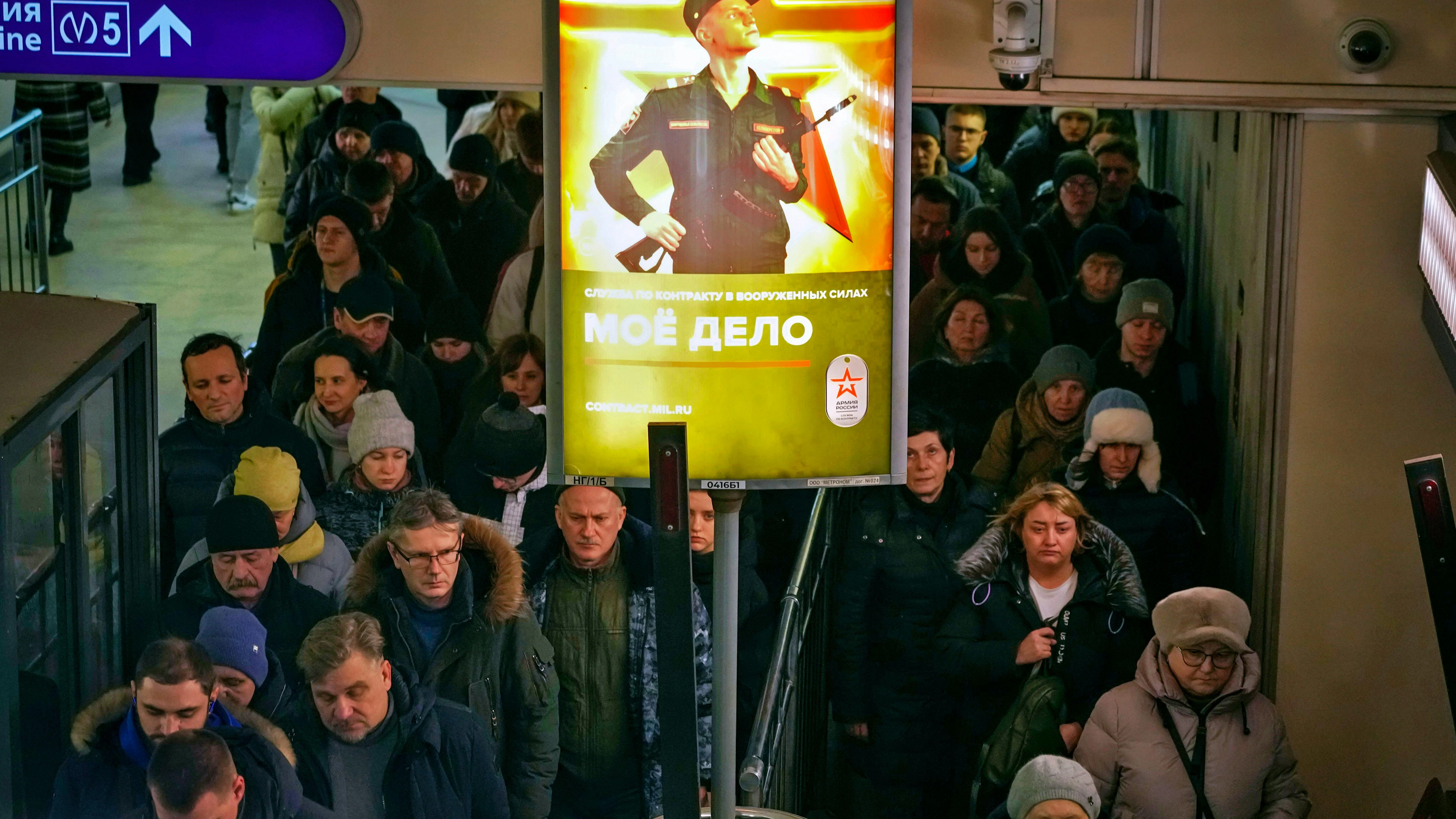 Pendler passieren am 29. Januar in St. Petersburg ein Plakat, das besagt: «Mich verpflichten bei den Streitkräften ist, was ich tue.»