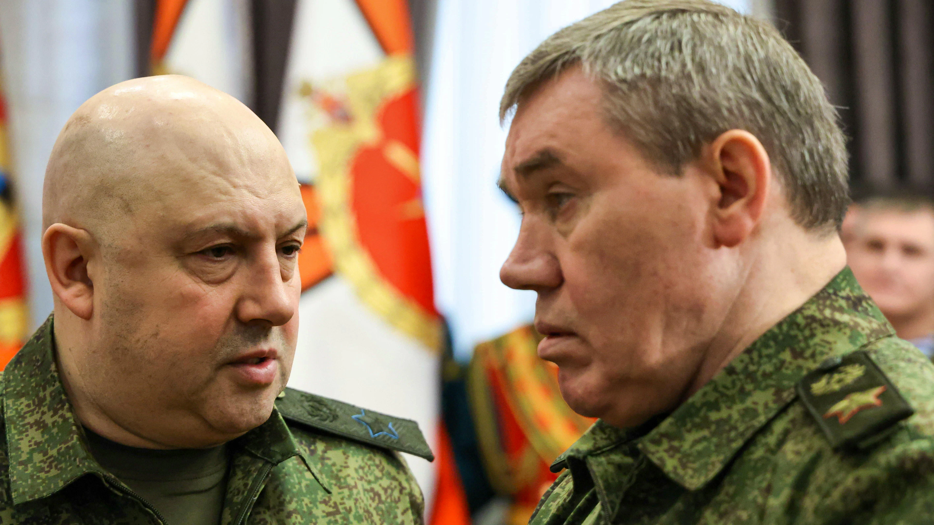 General Sergei Surowikin (links), damals Kommandeur der russischen Truppen in der Ukraine, und der Oberbefehlshabende General Waleri Gerassimow am 31. Dezember 2022 im Gespräch in Rostow am Don.