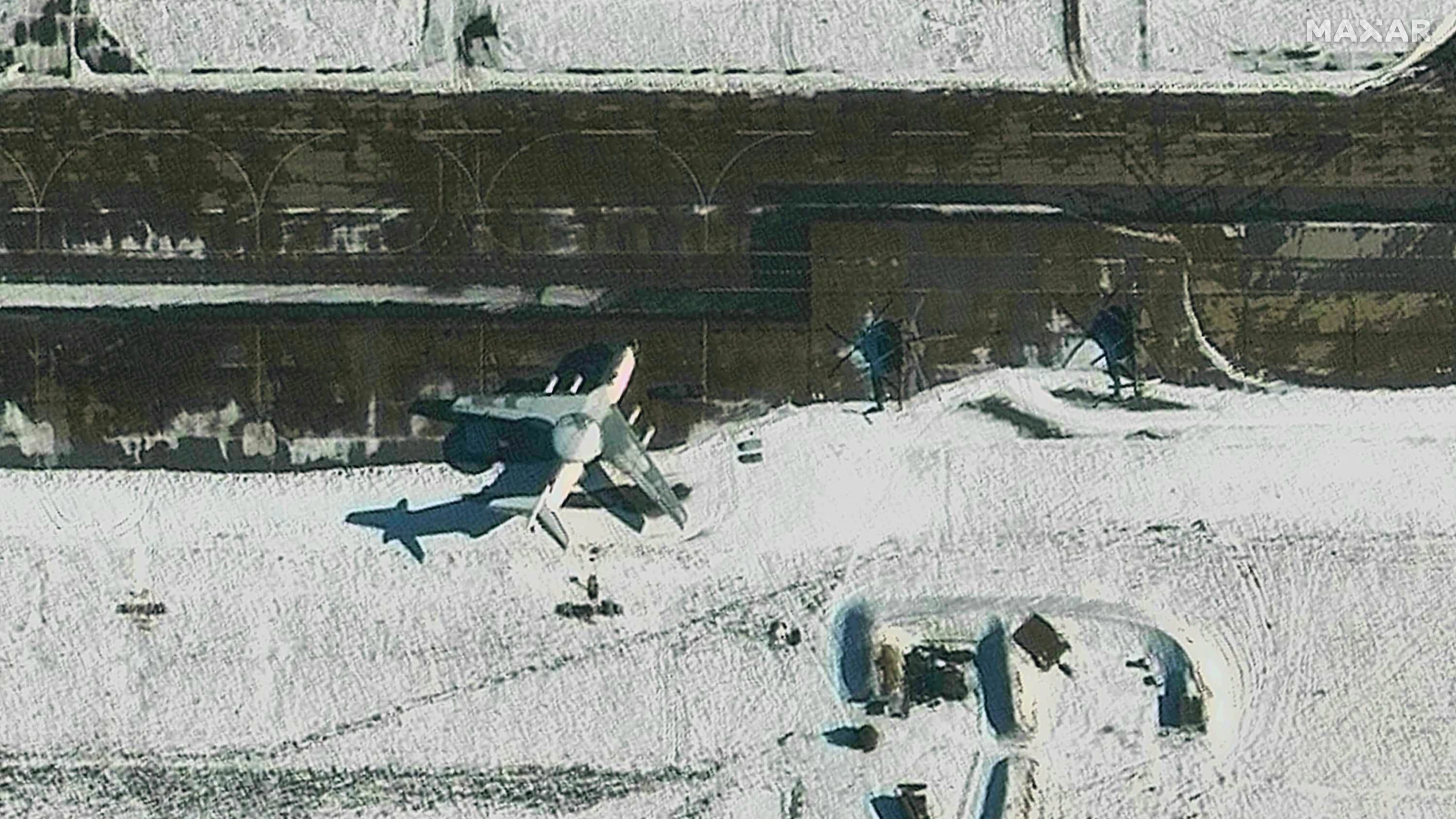 Das Satellitenbild vom 28. Februar 2023 zeigt eine A-50, die zwei Tage zuvor von Partisanen auf einem Militärstützpunkt nahe Minsk in Belarus beschädigt wurde.