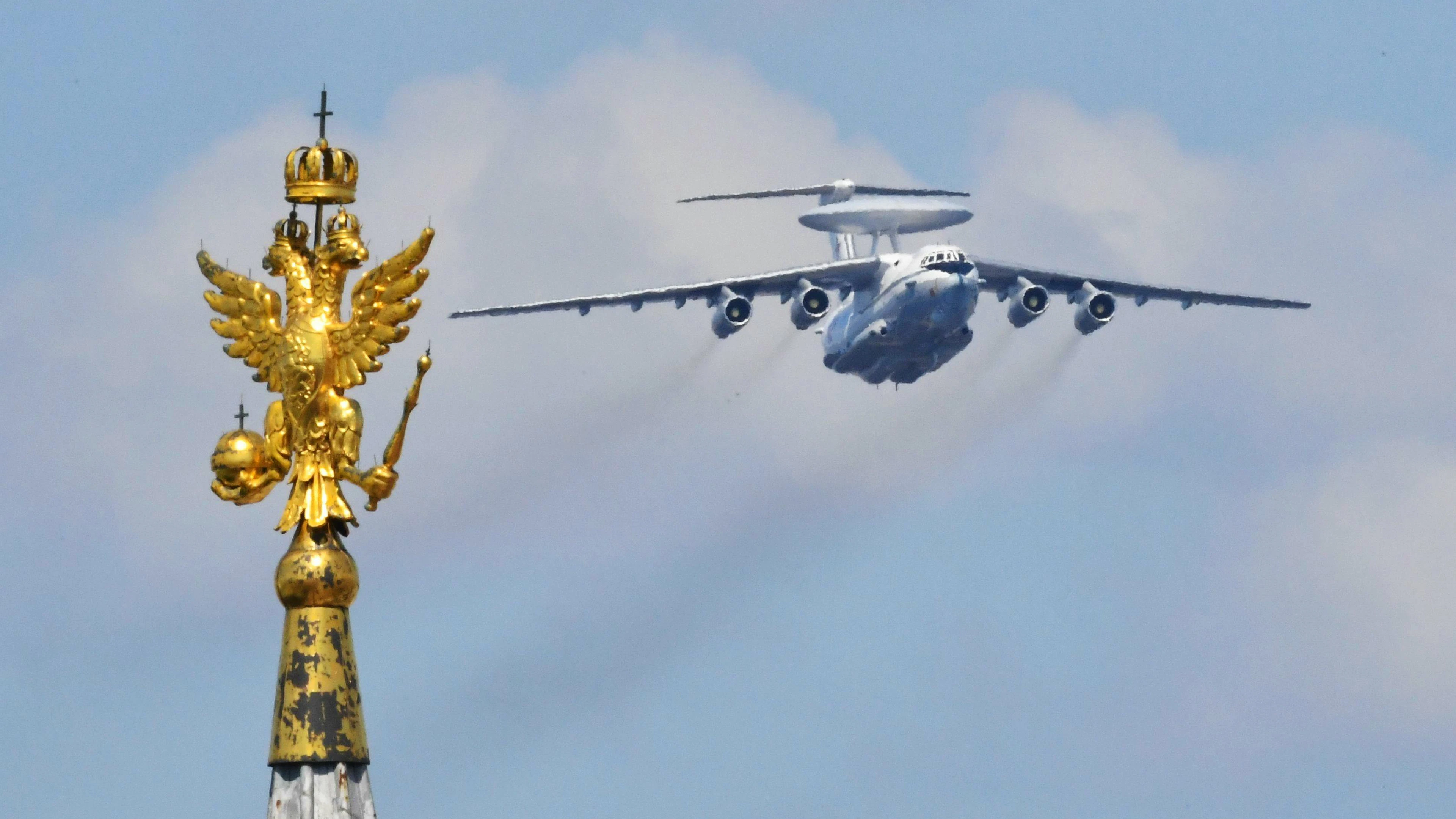 Eine A-50 fliegt im Juni 2020 über Moskau: Russland hat am 23. Februar ein weiteres Exemplar des Frühwarnflugzeugs verloren.