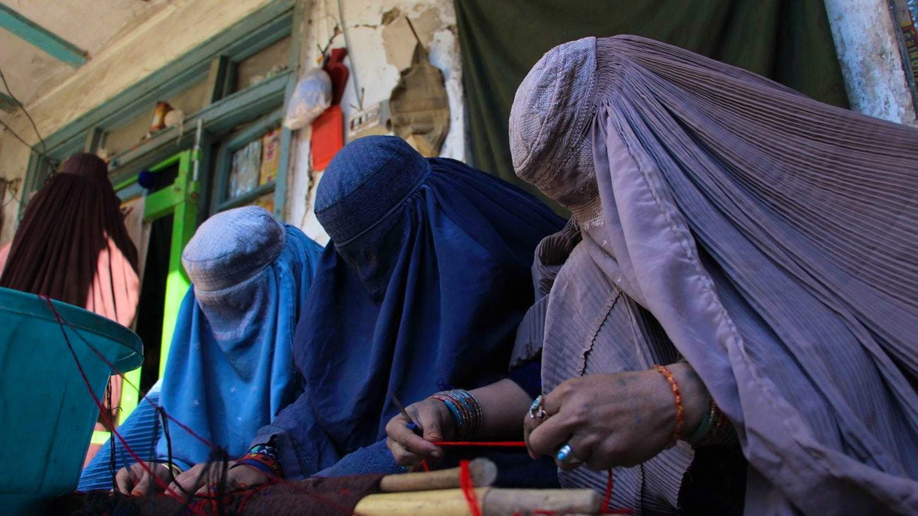 Des femmes afghanes travaillent sur un métier à tisser dans une maison à Kandahar, en Afghanistan, le 14 février 2024 (archives).