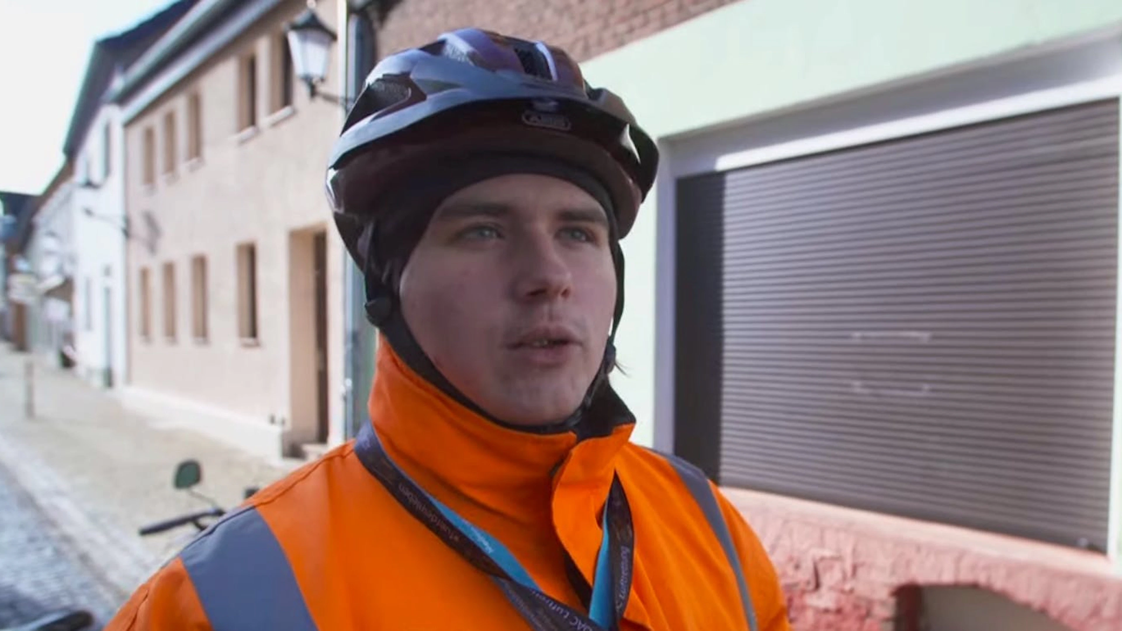 Niclas Matthei unterwegs: Der 18-Jährige ist auf der Suche nach Parksündern.