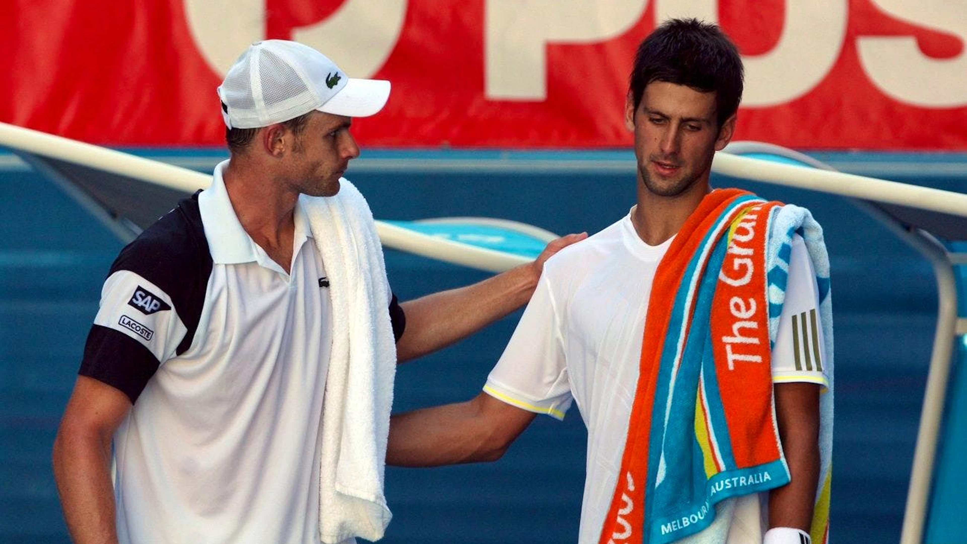 Andy Roddick (sinistra) e Novak Djokovic, nel 2009 a Melbourne. L'americano si ritirerà tre anni dopo.