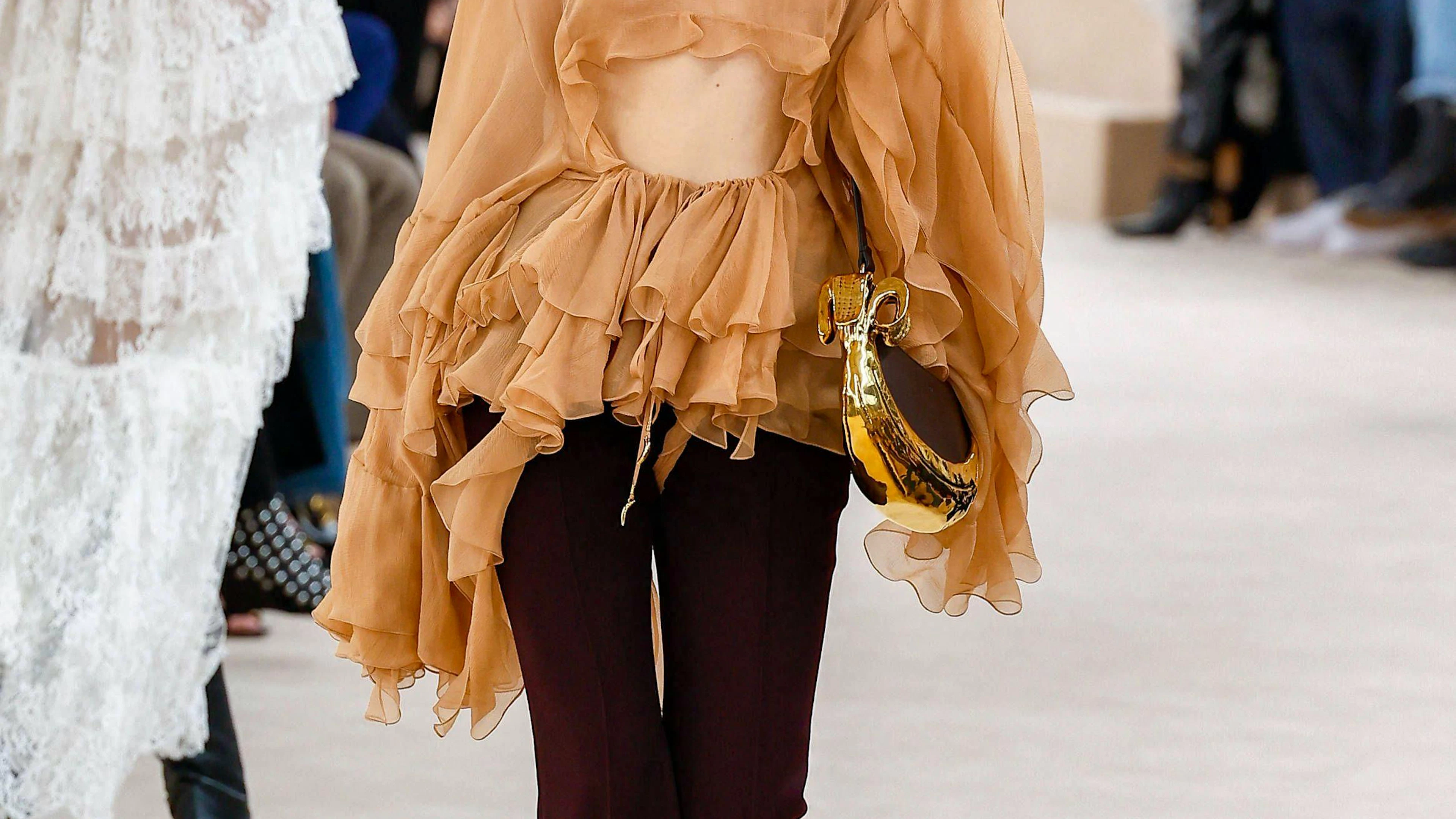 Verspielt und romantisch: Der Boho-Chic von Chloé zeichnet sich durch Rüschen und Volants aus. (Copyright: xAgencex/xBestimagexAgencex/xBestimagex)