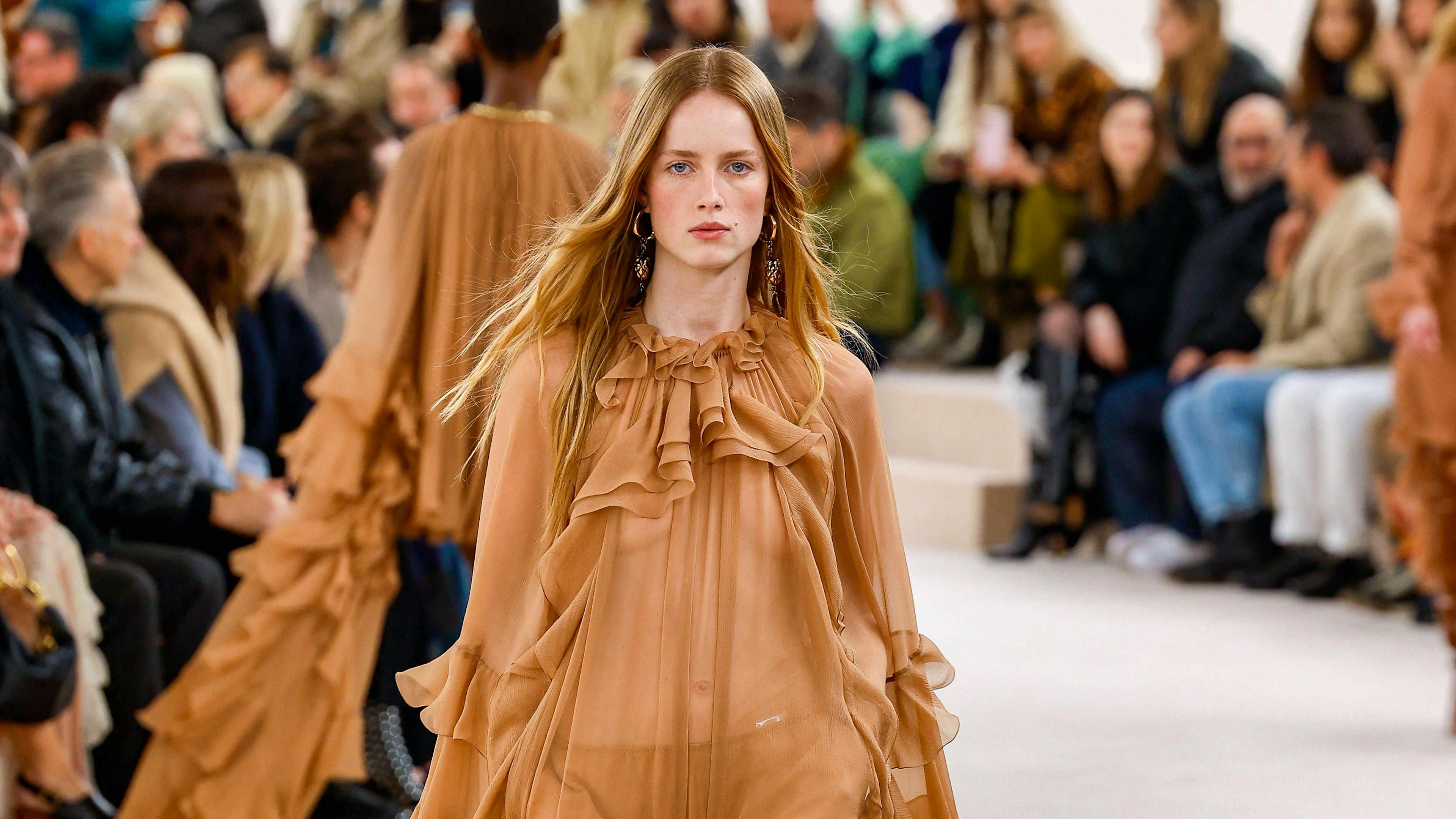 Bei der Chloé-Show zeigten sich gleich zwei angesagte Trends: Boho-Chic und Transparenz.  (Copyright: xAgencex/xBestimagexAgencex/xBestimagex)