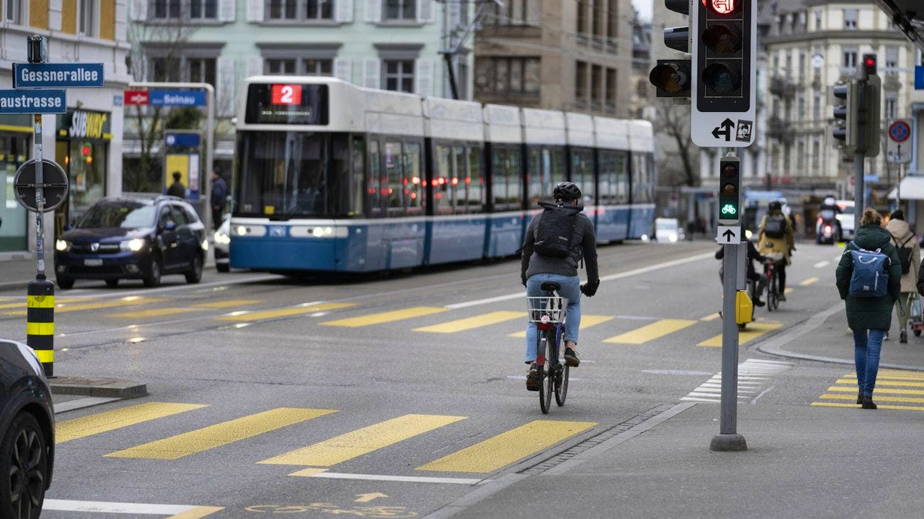 In Zürich nutzen vergleichsweise wenige Menschen das Velo oder gehen zu Fuss zur Arbeit – ein Faktor für die schlechte Platzierung im Gesundheitsranking.