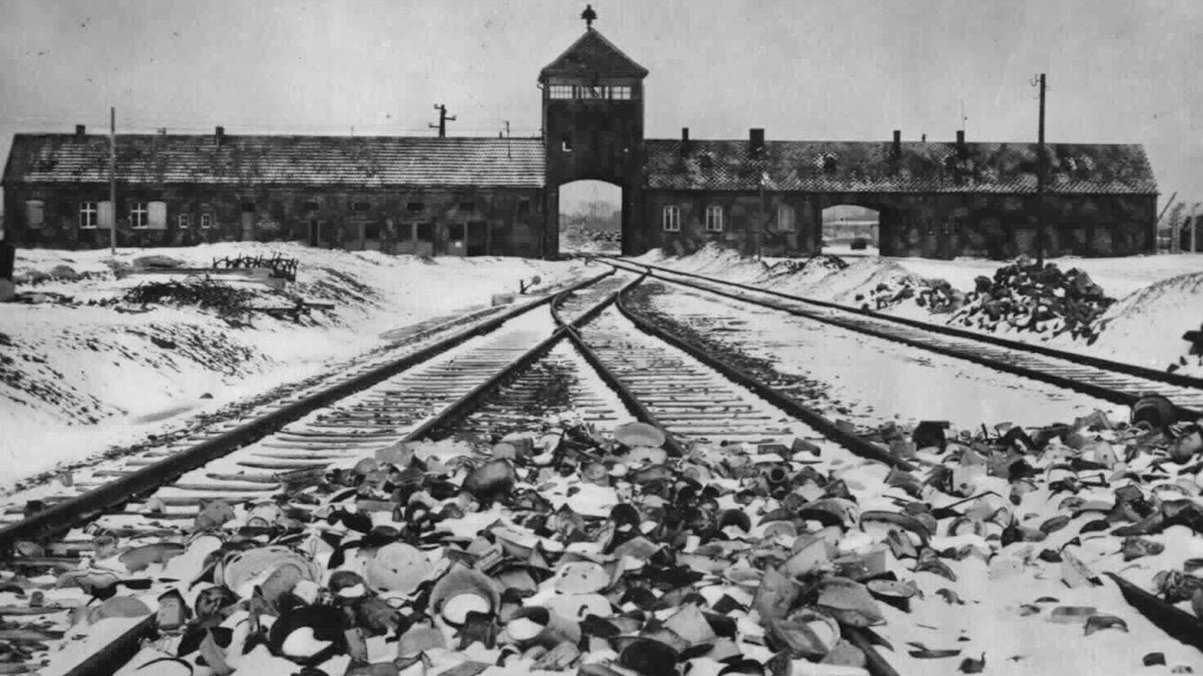 Pentole sui binari all'interno del campo di concentramento di Auschwitz: questa fotografia è stata scattata dopo la liberazione del più grande campo di sterminio nazista da parte dell'Armata Rossa. Il luogo in cui è stata scattata questa immagine storica viene spesso erroneamente assegnato all'area esterna del campo.