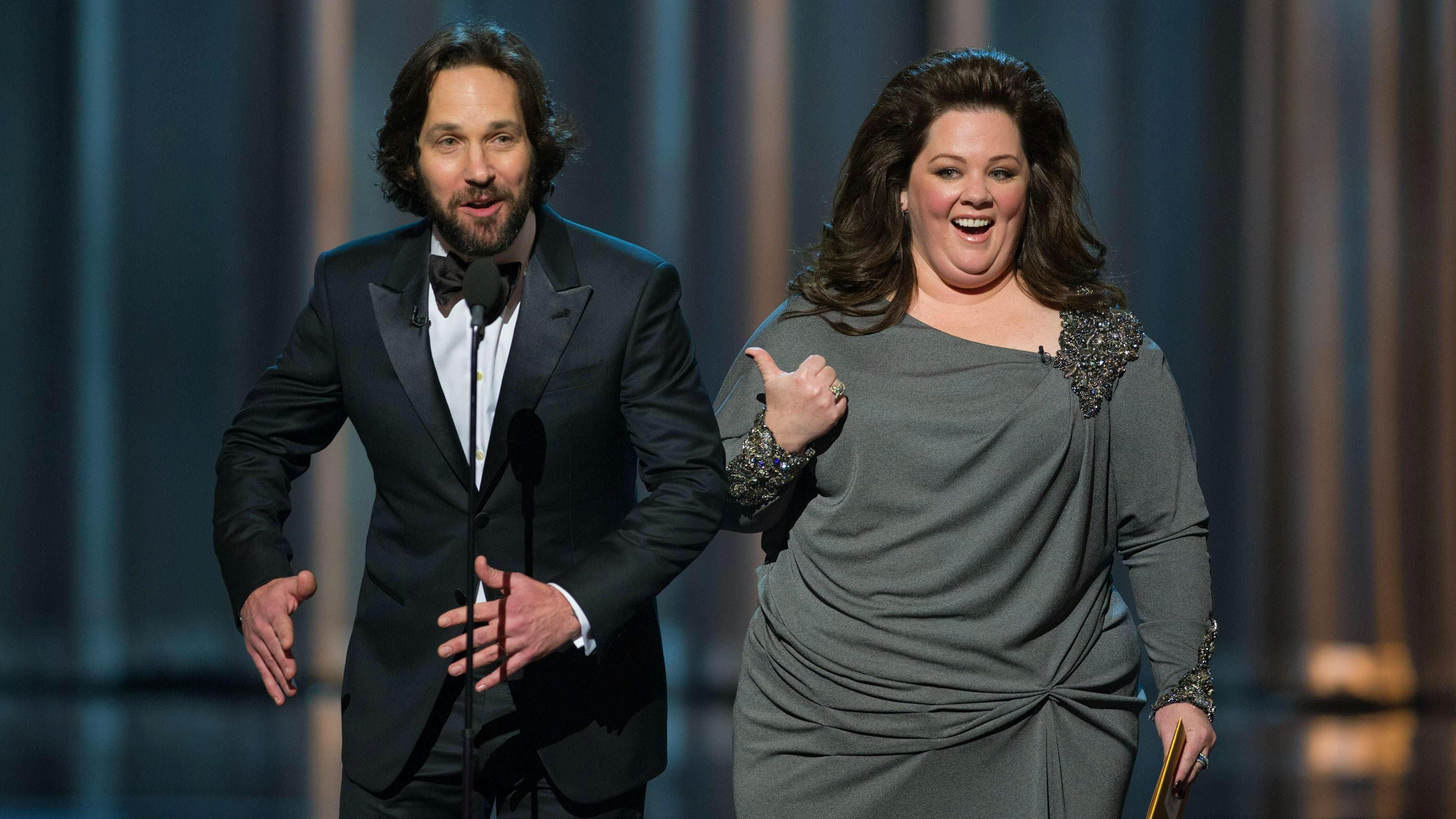2013: In Grau zeigt sich Schauspielerin und Comedienne Melissa McCarthy an den damaligeb Oscars. An ihrer Seite: Schauspielkollege Paul Rudd.