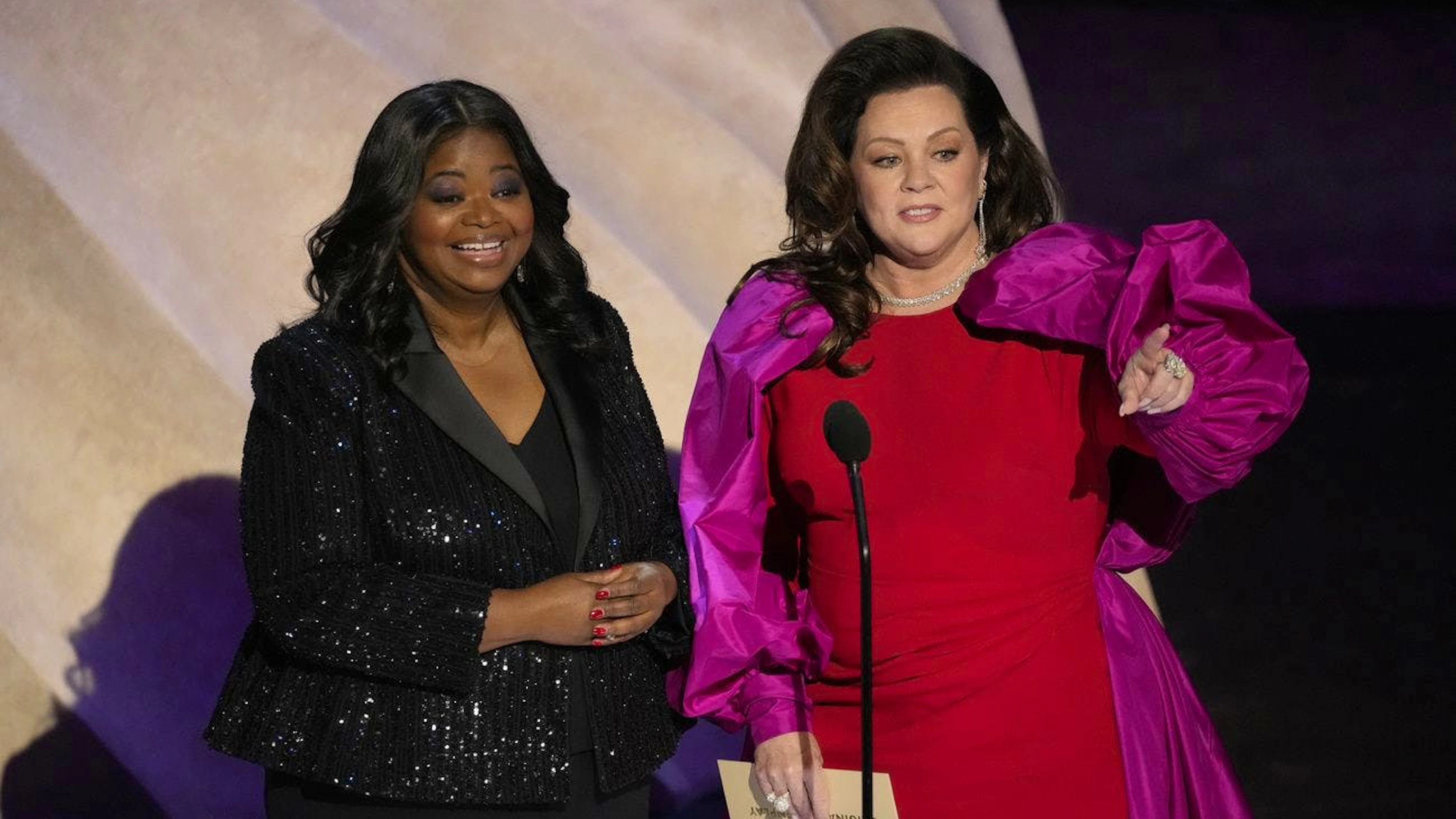 Octavia Spencer (l.) und Melissa McCarthy stellen die Nominierten für das beste Drehbuch vor, der Oscar geht da an den französischen Film «Anatomy of a Fall».