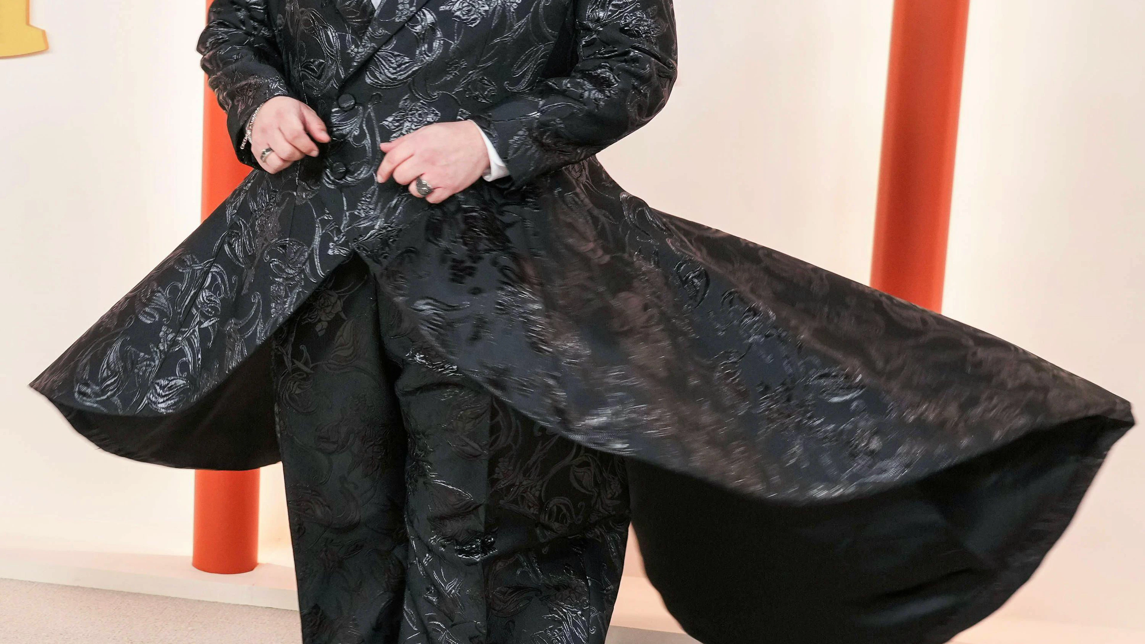2023: Schauspieler Harvey Guillen präsentiert letztes Jahr die erste Plus-Size-Kollektion von Designer Christian Siriano auf dem Red Carpet und sorgt damit für Aufsehen.&nbsp;