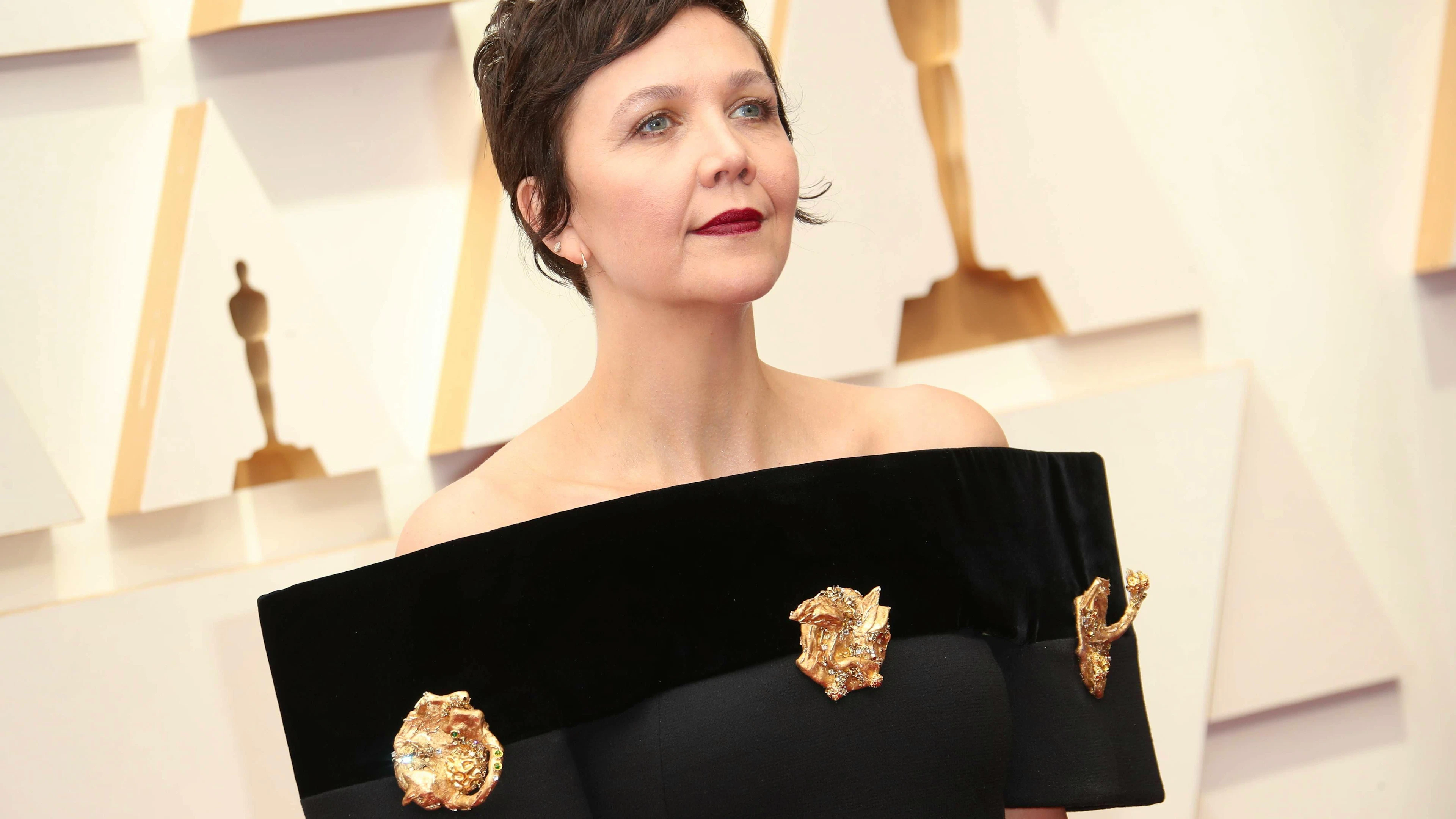 2022: Maggie Gyllenhaal zeigt sich ebenfalls mit einem interessanten Look an der wichtigsten Filmgala der Welt.&nbsp;