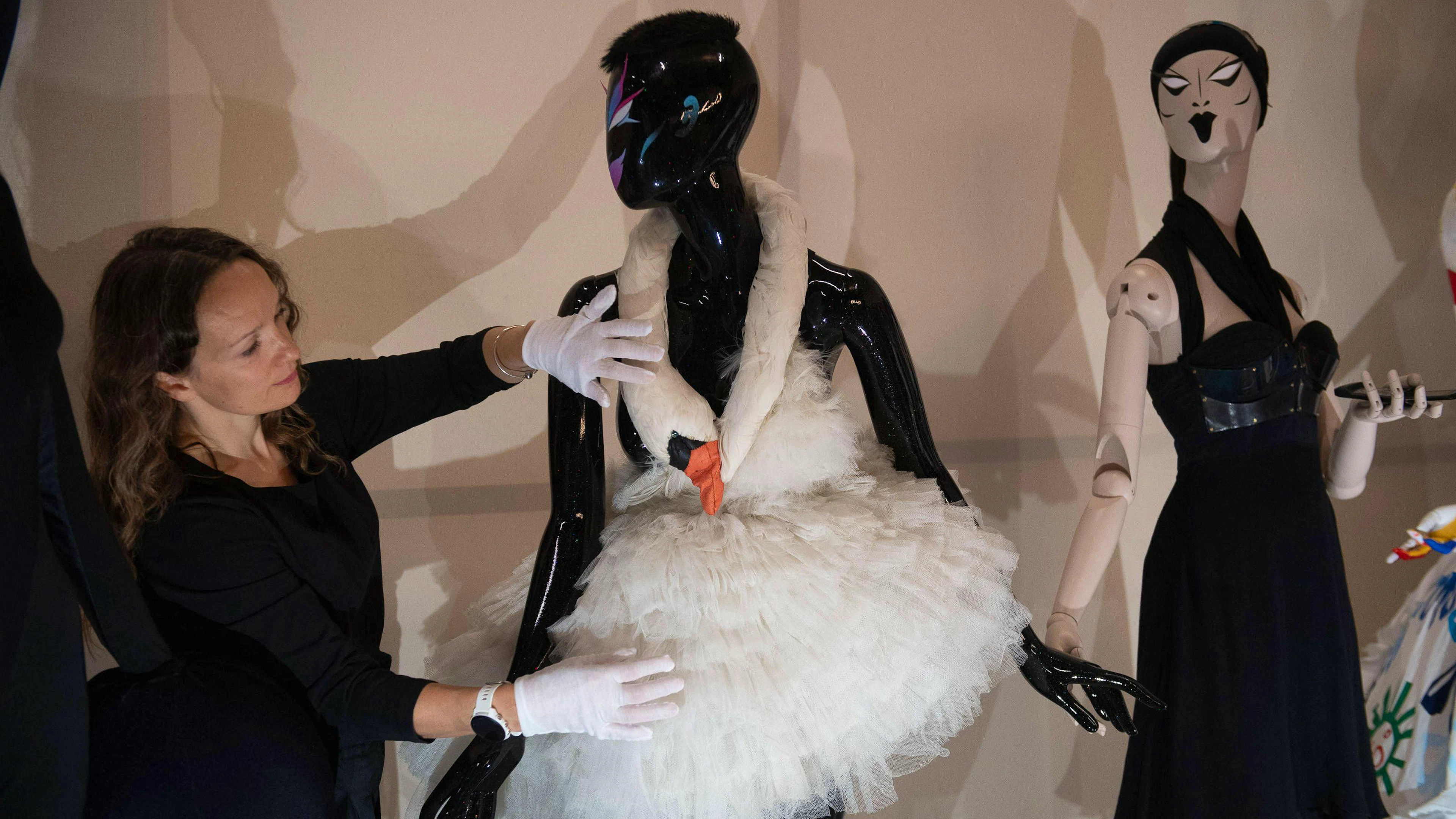 Das Schwan-Kleid stammt von Design-Ikone Alexander McQueen.&nbsp;