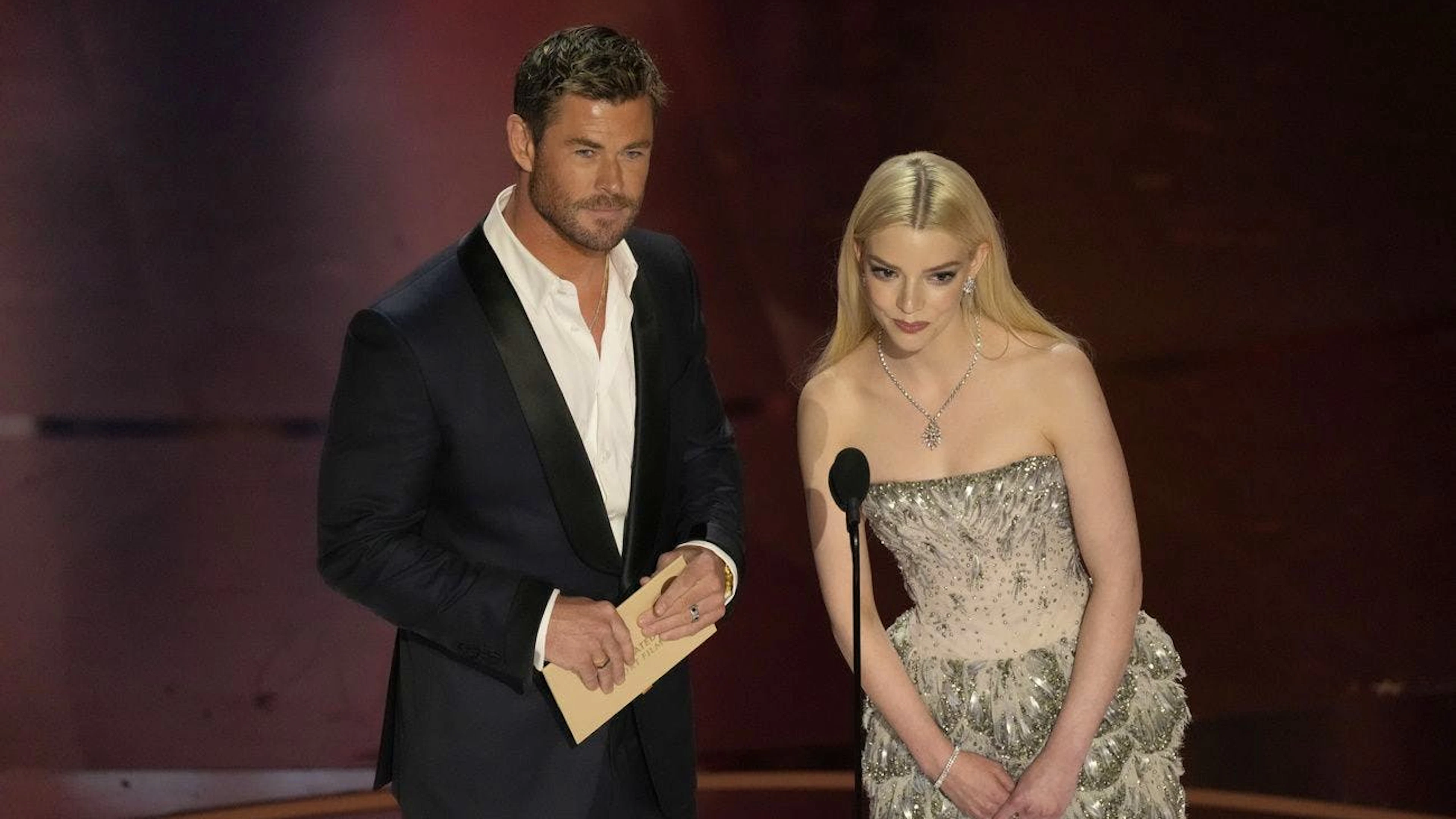 Chris Hemsworth und Anya Taylor-Joy haben den Award für den besten Animationsfilm des Jahres vergeben. Der Preis ging an den japanischen Film «The Boy and the Heron».