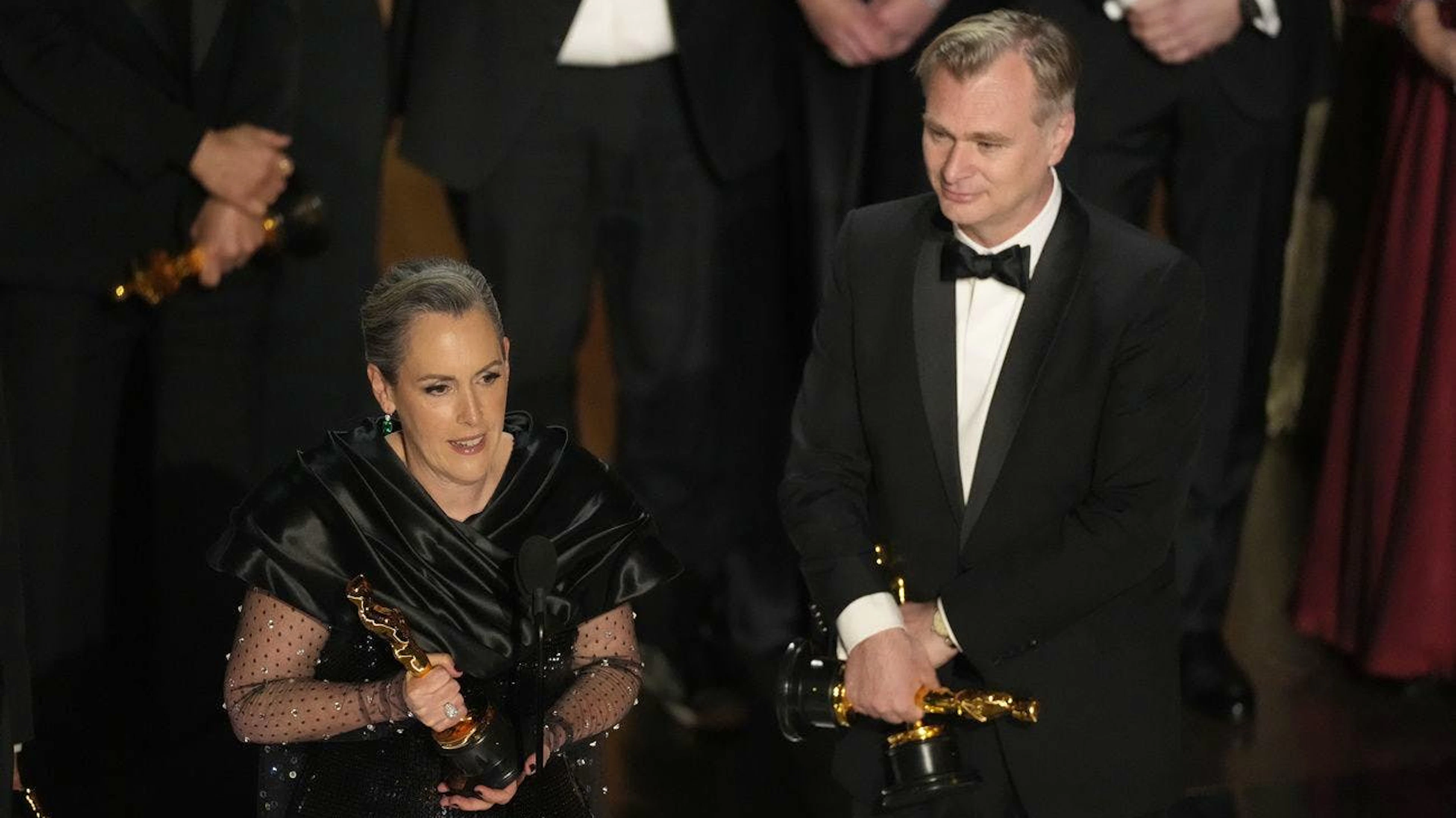 Emma Thomas und Christopher Nolan nehmen den Oscar für den besten Film des Jahres entgegen. «Oppenheimer» konnte sich sieben Auszeichnungen ergattern.
