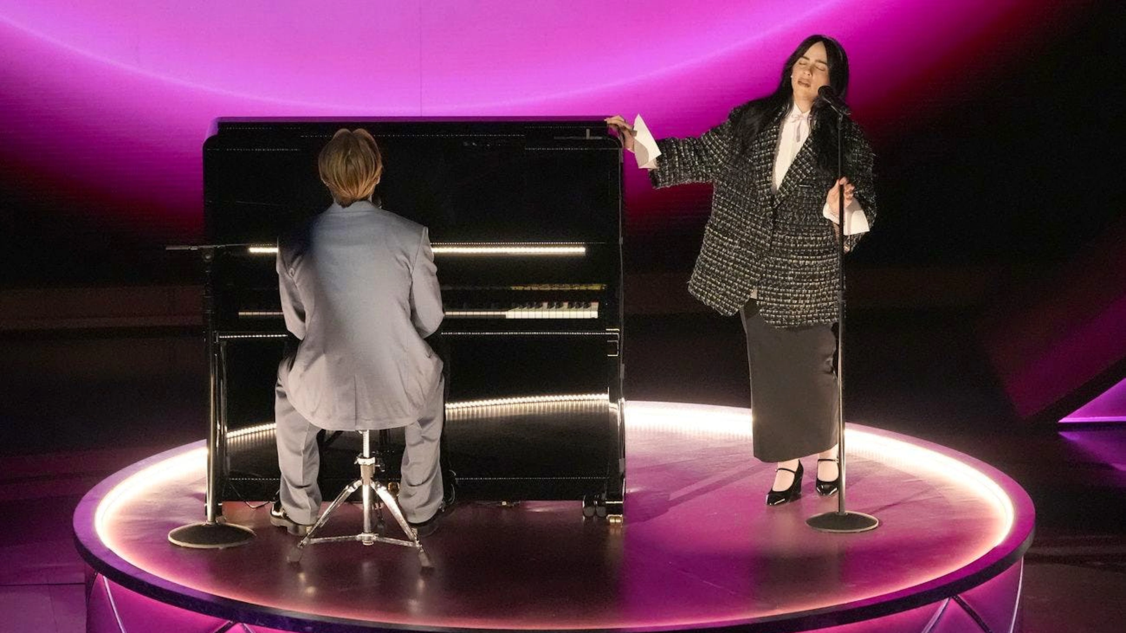 Die erste musikalische Performance des Abends kam von Billie Eilish und ihrem Bruder Fineas. Sie trugen ihren Song «What was I made for?»