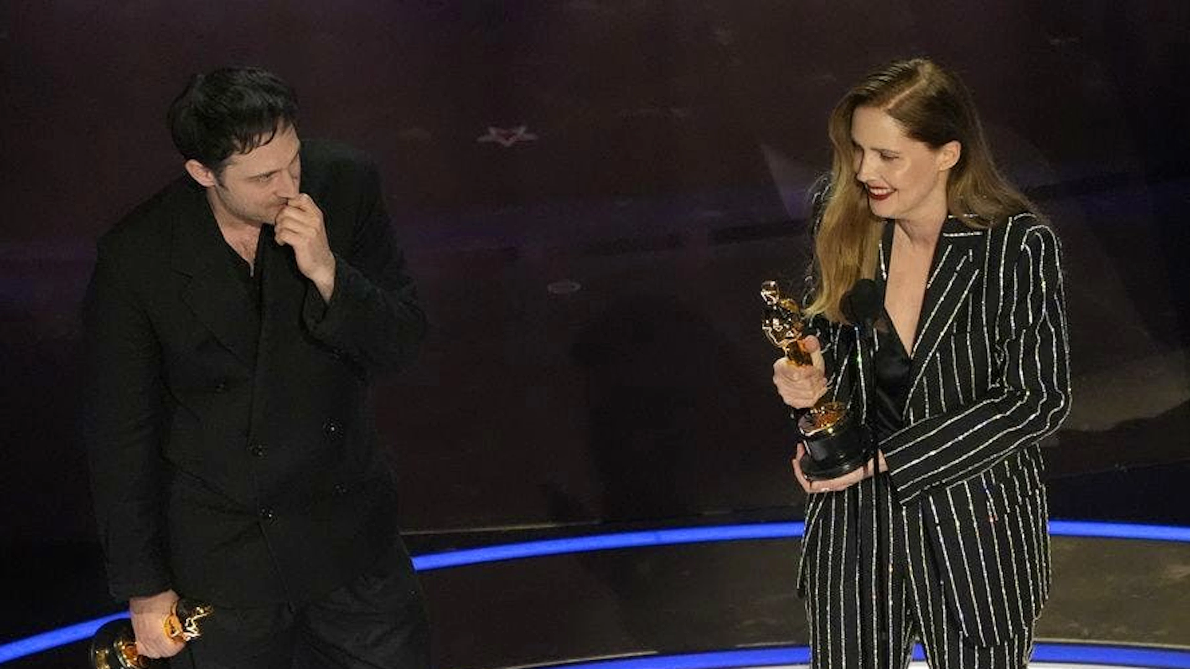 Autor Arthur Harari und Regisseurin Justine Triet bedanken sich für den Oscar für ihren Film «Anatomy of a Fall».