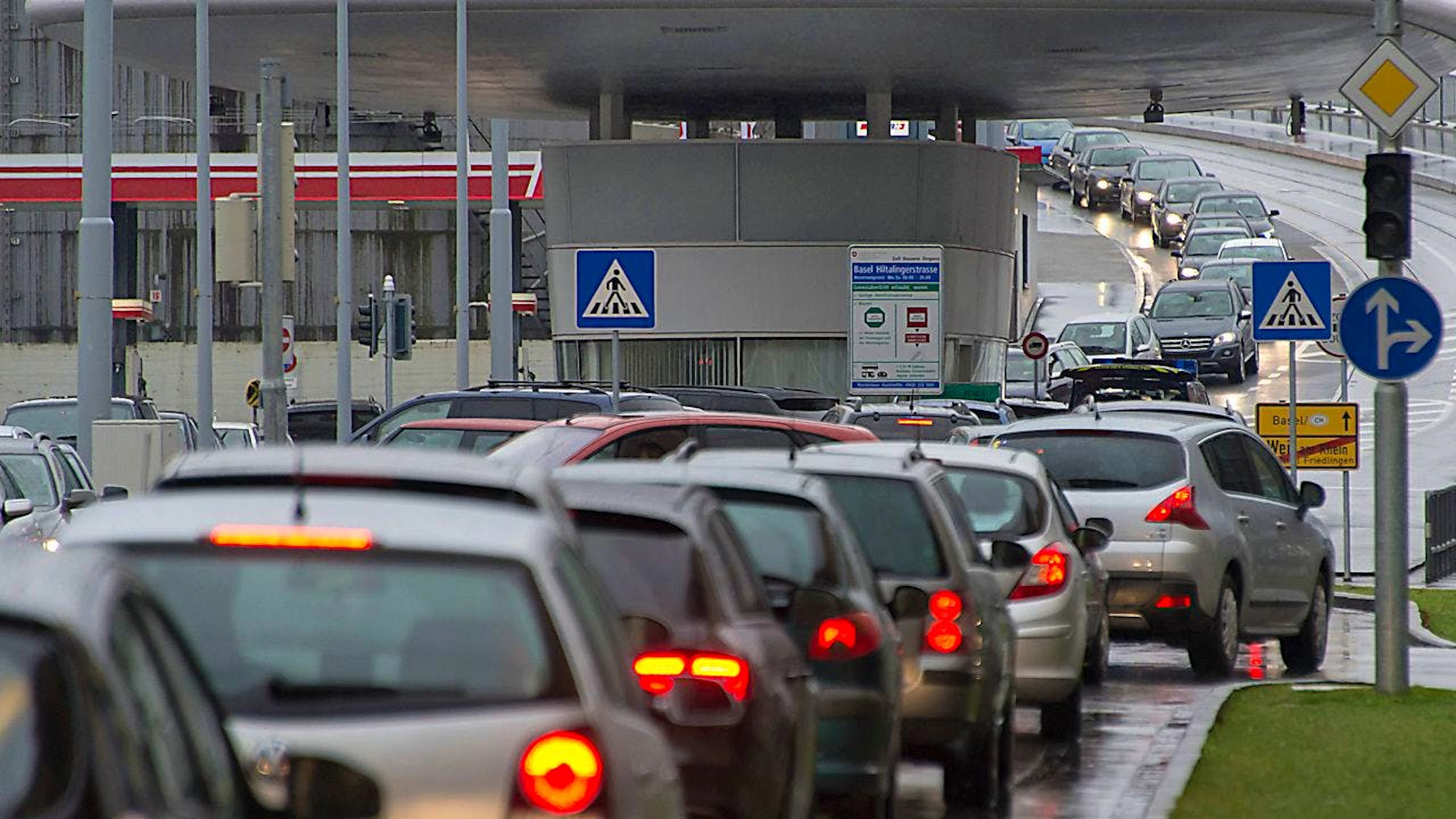 Mit der gesenkten Wertfreigrenze will der Bund dem Einkaufstourismus – wie etwa zwischen Basel und Weil am Rhein – entgegenwirken.