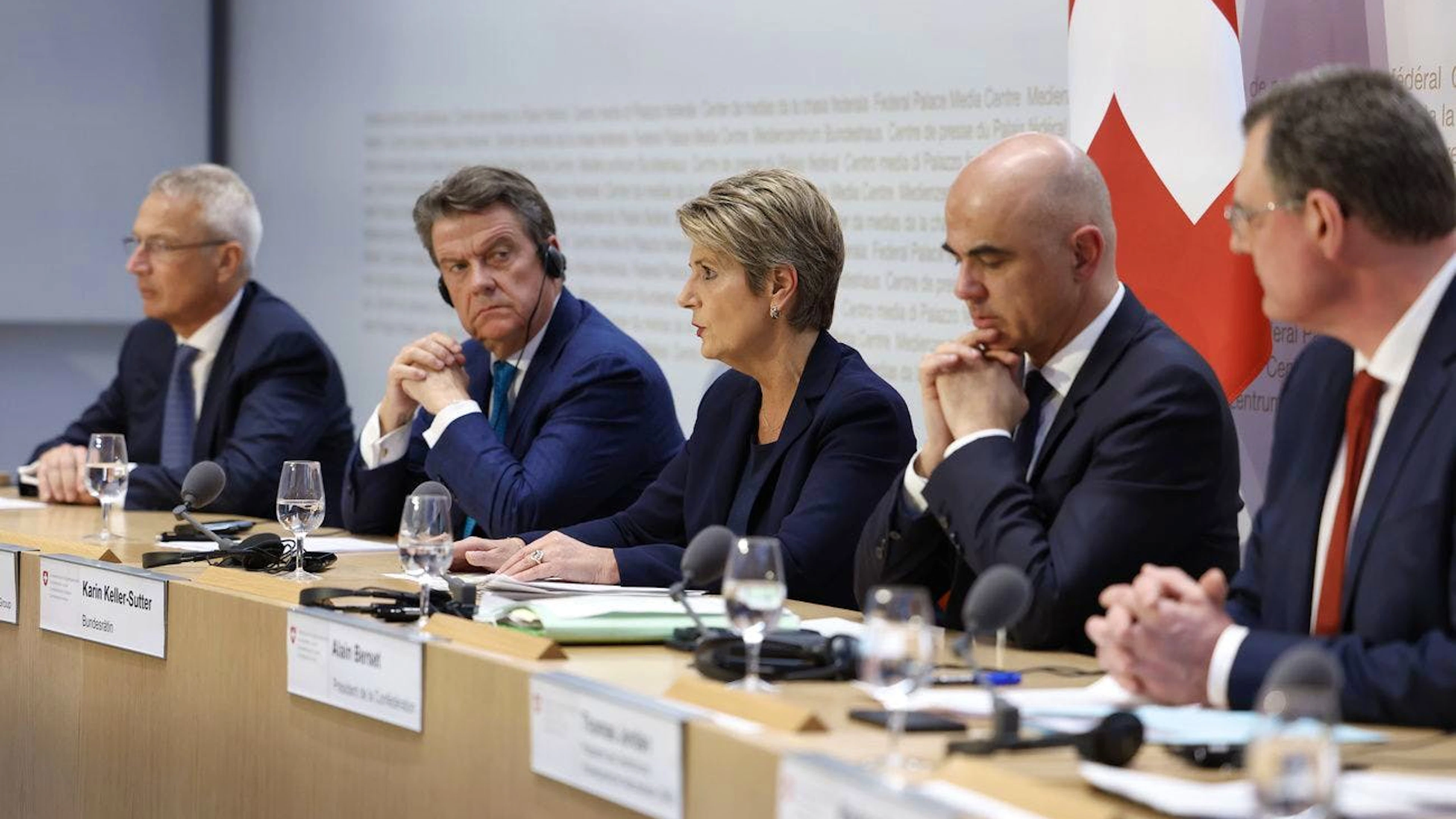 Denkwürdiger Moment: Finanzministerin Karin Keller-Sutter verkündet mit (v. l.) CS-Präsident Axel Lehmann, UBS-Präsident Colm Kelleher, Bundespräsident Alain Berset und SNB-Chef Thomas Jordan am 19. März 2023 die Notrettung der Credit Suisse.
