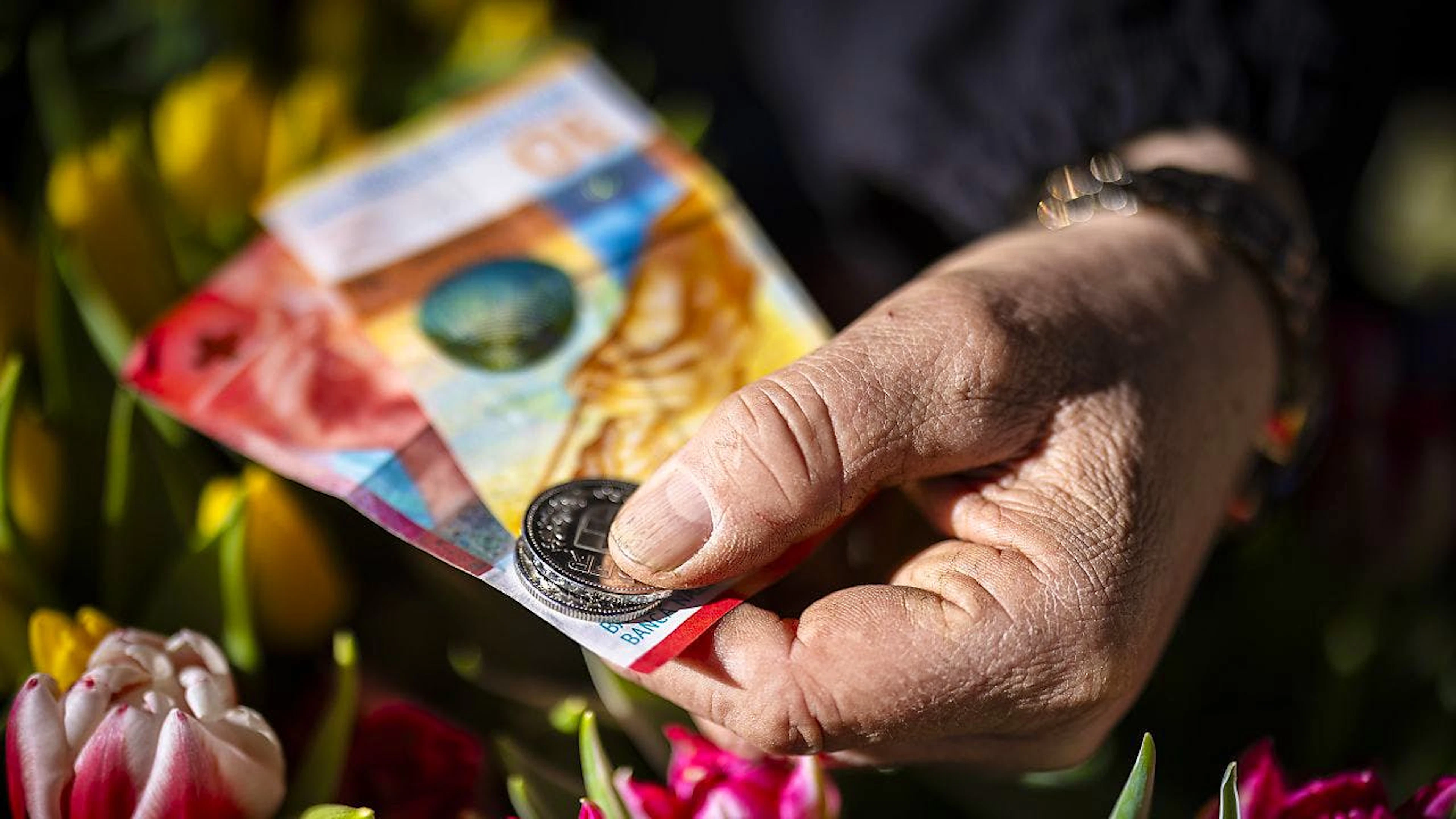 Für die Kontoführung wird im Wallis mehr Geld fällig. (Symbolbild)