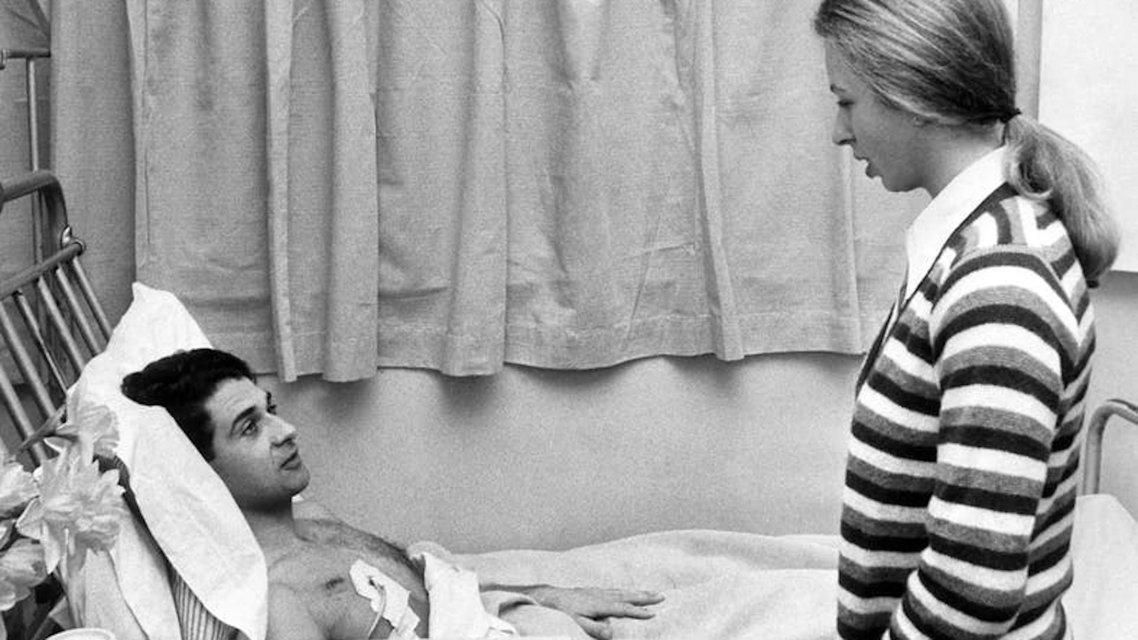 Prinzessin Anne spricht im Krankenhaus mit ihrem Leibwächter James Beaton, der bei einer versuchten Entführung Annes' verletzt wurde.