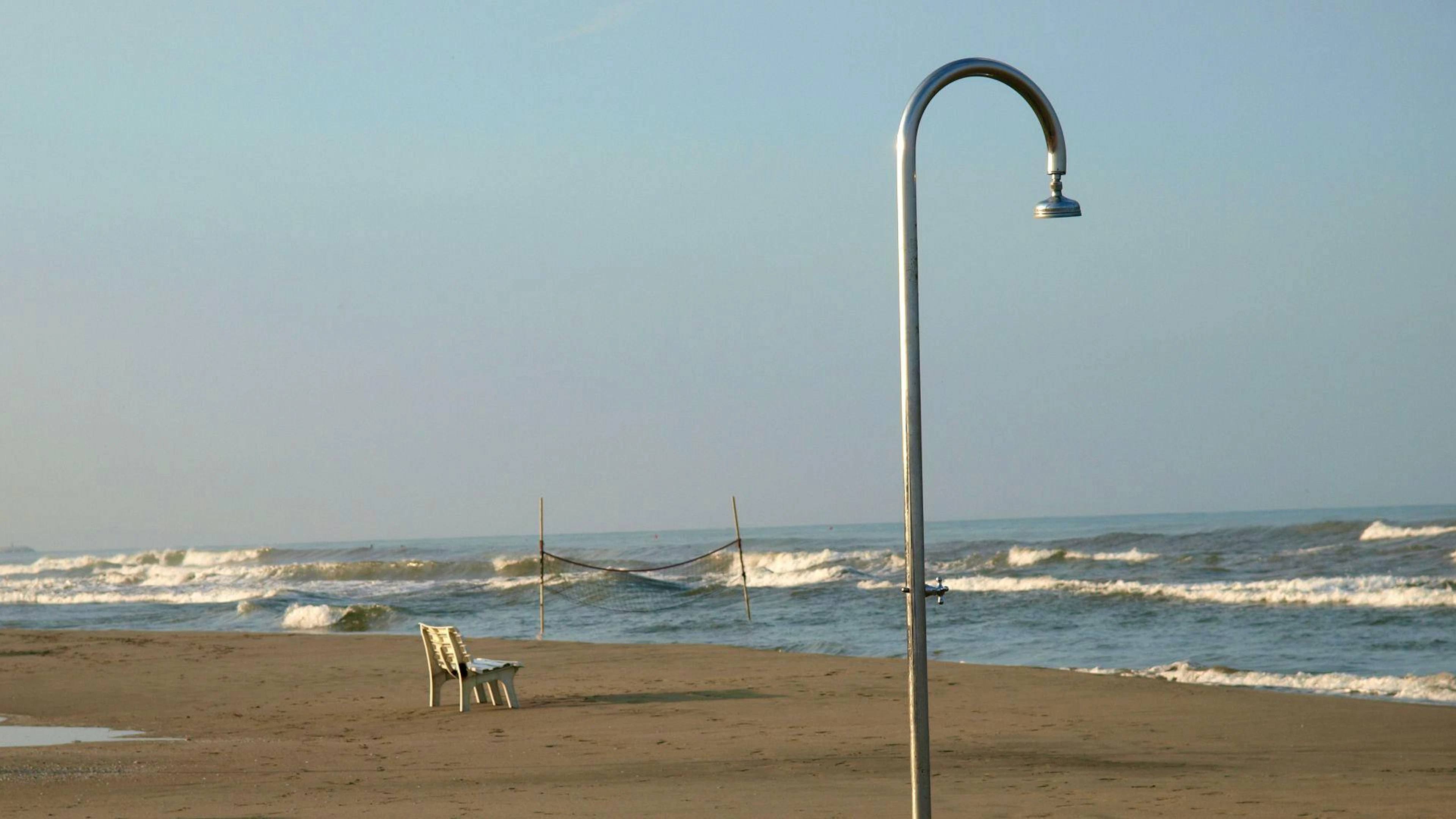 L'acqua smetterà presto di scorrere nelle docce sulla spiaggia in Italia?