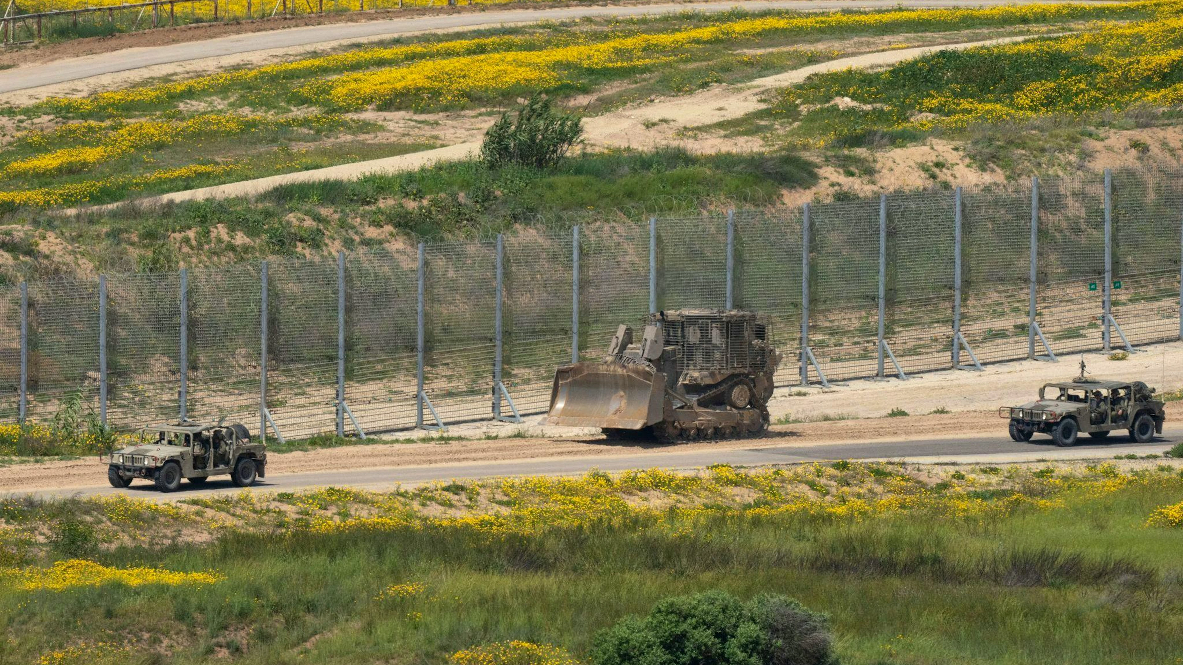 Israelische Militärfahrzeuge patrouillieren entlang der hochgesicherten Grenze zum Gazastreifen. Die Trennungslinie steht sinnbildlich für die anhaltende politische, territoriale und humanitäre Blockade und bildet den Hintergrund aktueller Debatten über die Anerkennung Palästinas als Staat. 