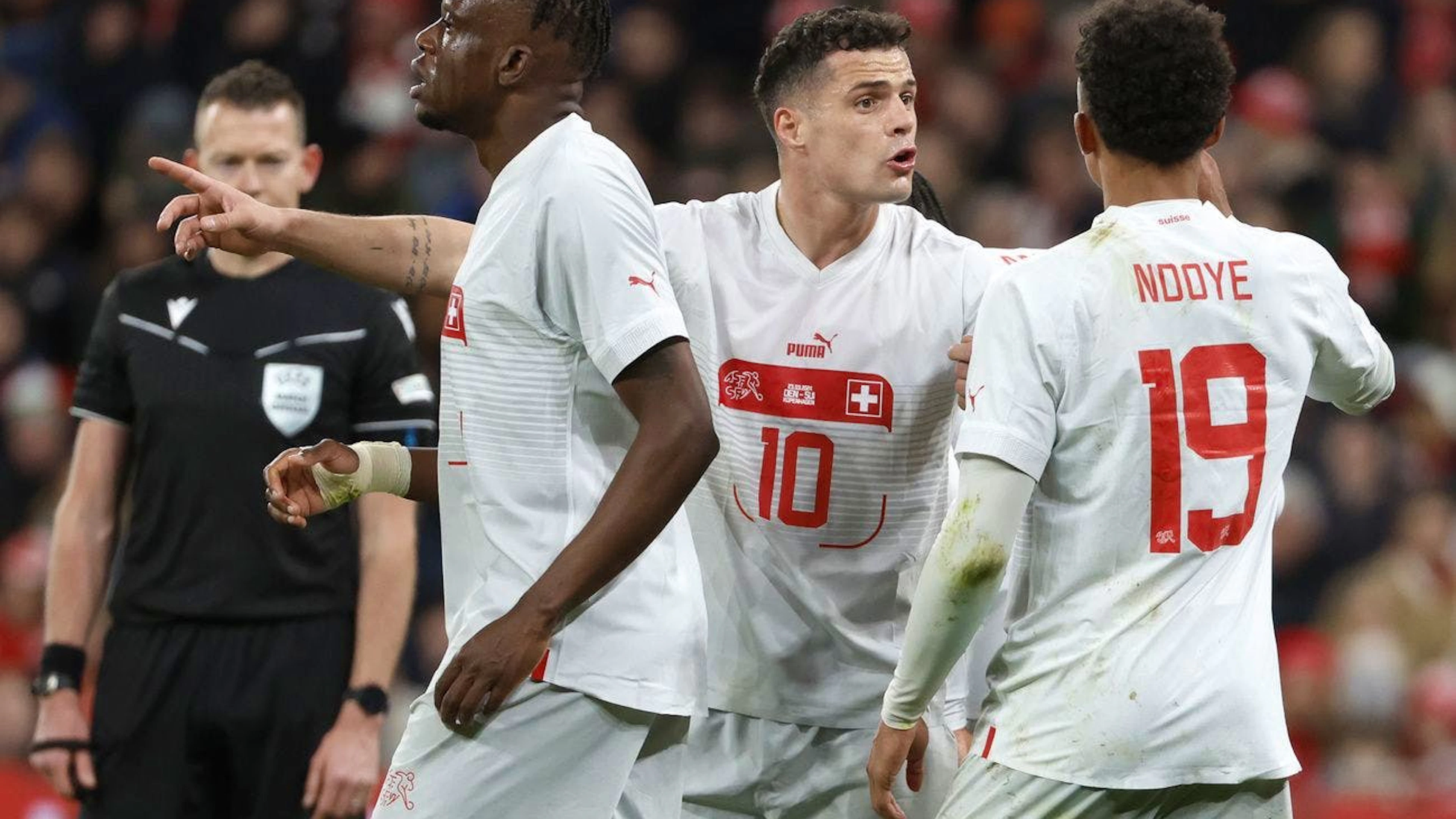 Granit Xhaka (centro) arringa il suo giovane compagno Dan Ndoye