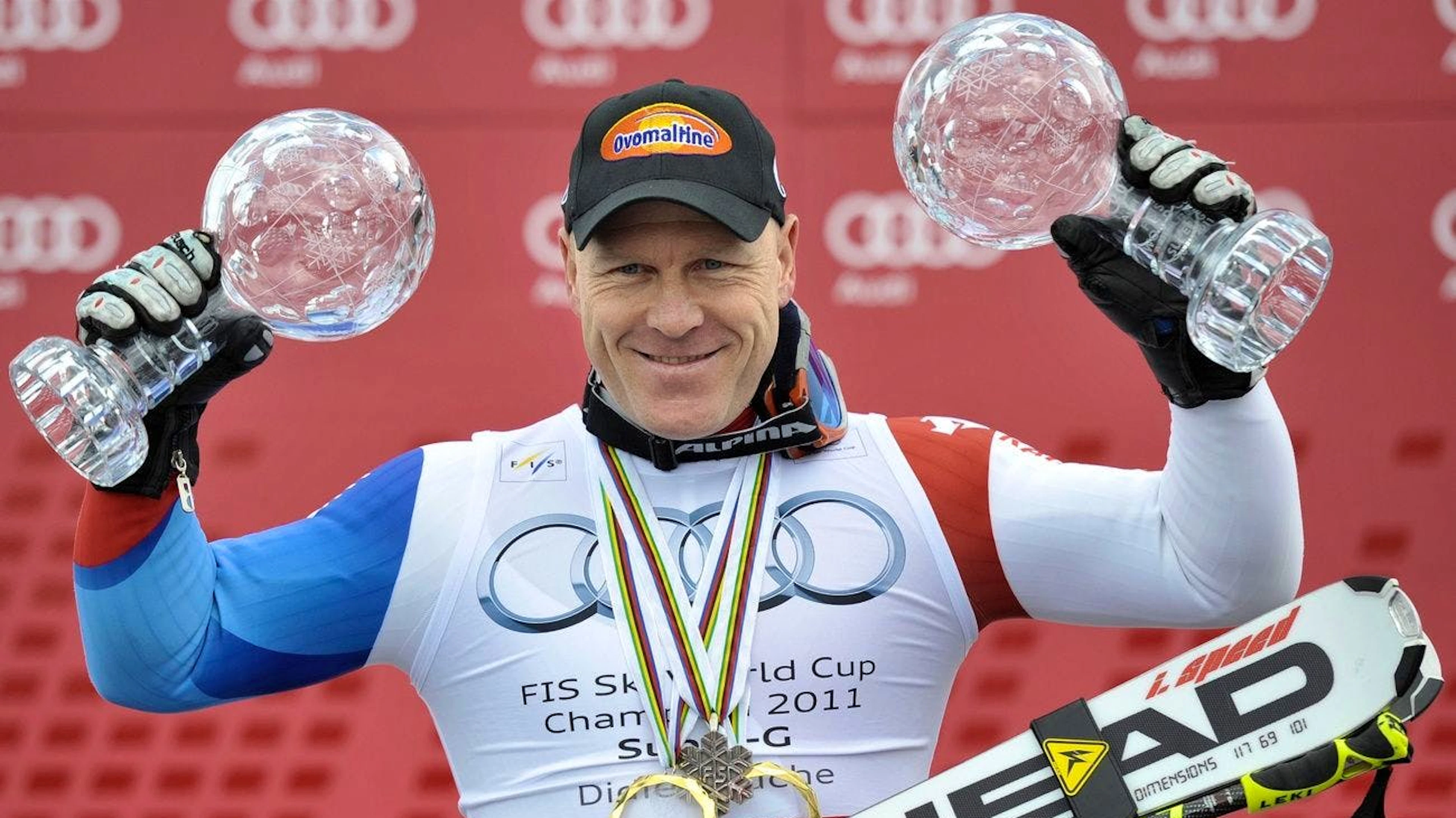 Didier Cuche mit den Kugeln im Super-G und in der Abfahrt im März 2011.