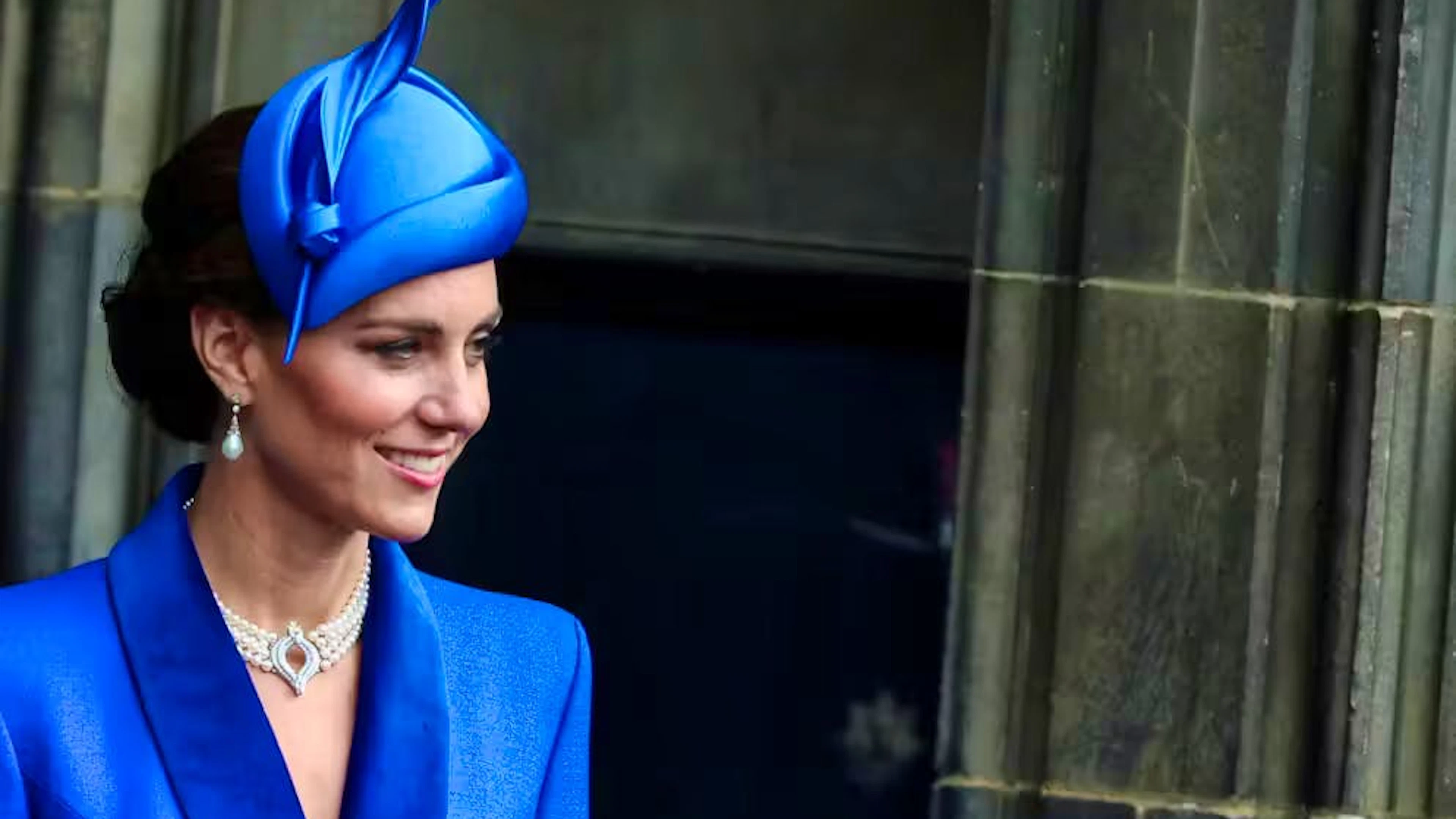 Un signe de vie, même minime, comme une photo de Kate saluant depuis un balcon, aurait pu combler le vide informationnel et calmer les rumeurs.