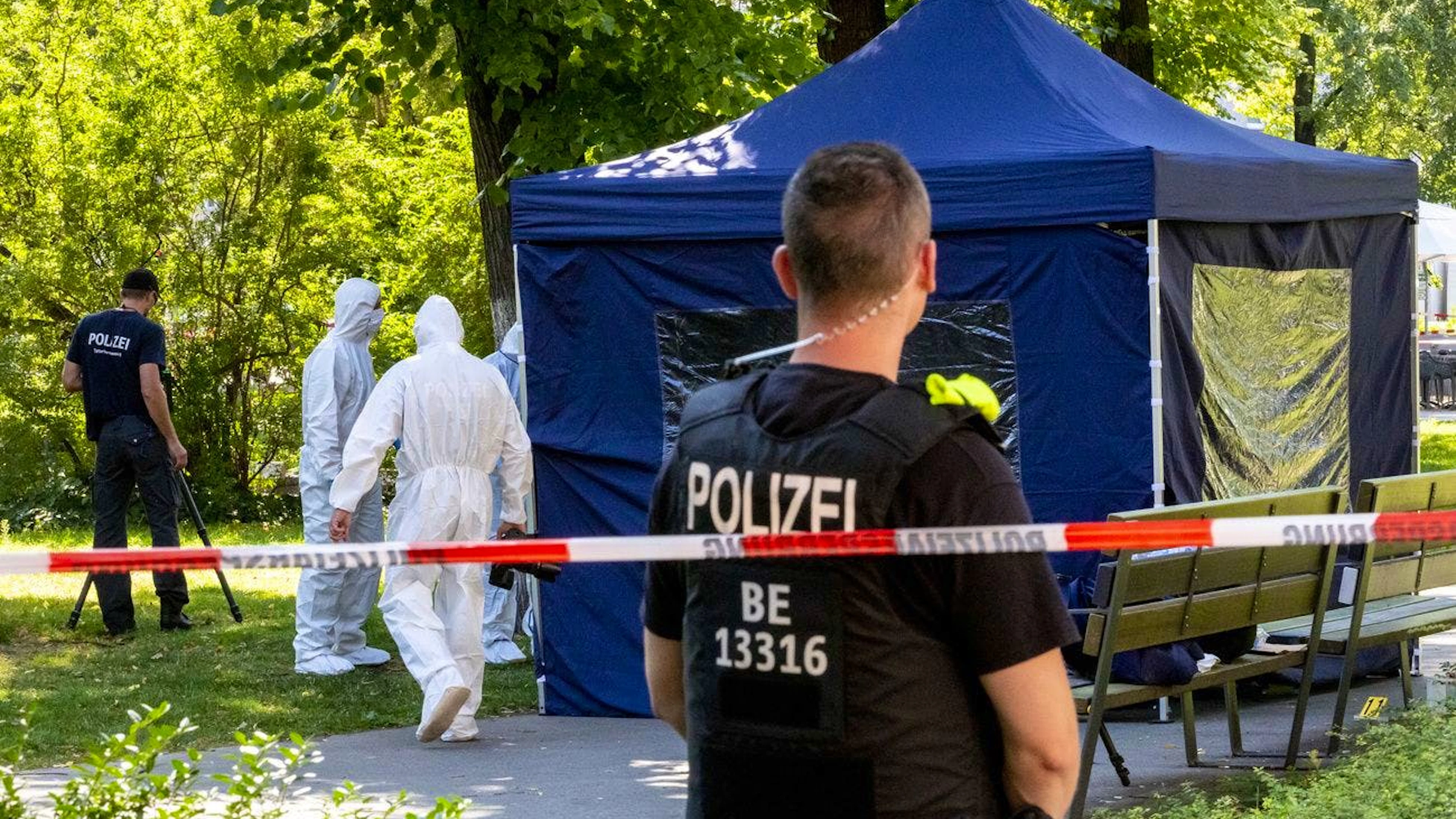 Beamte der Spurensicherung sichern im August 2019 in einem Faltpavillon Spuren an einem Tatort im kleinen Tiergarten in Berlin, nachdem ein Mann getötet wurde.