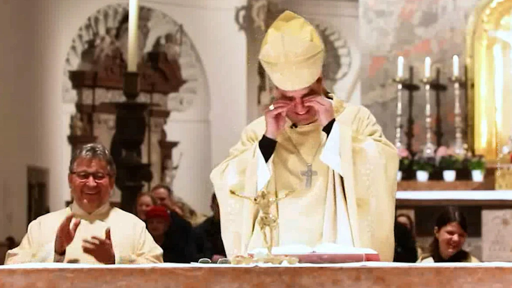Il vescovo scoppia a ridere durante la messa di Pasqua e contagia tutti ...
