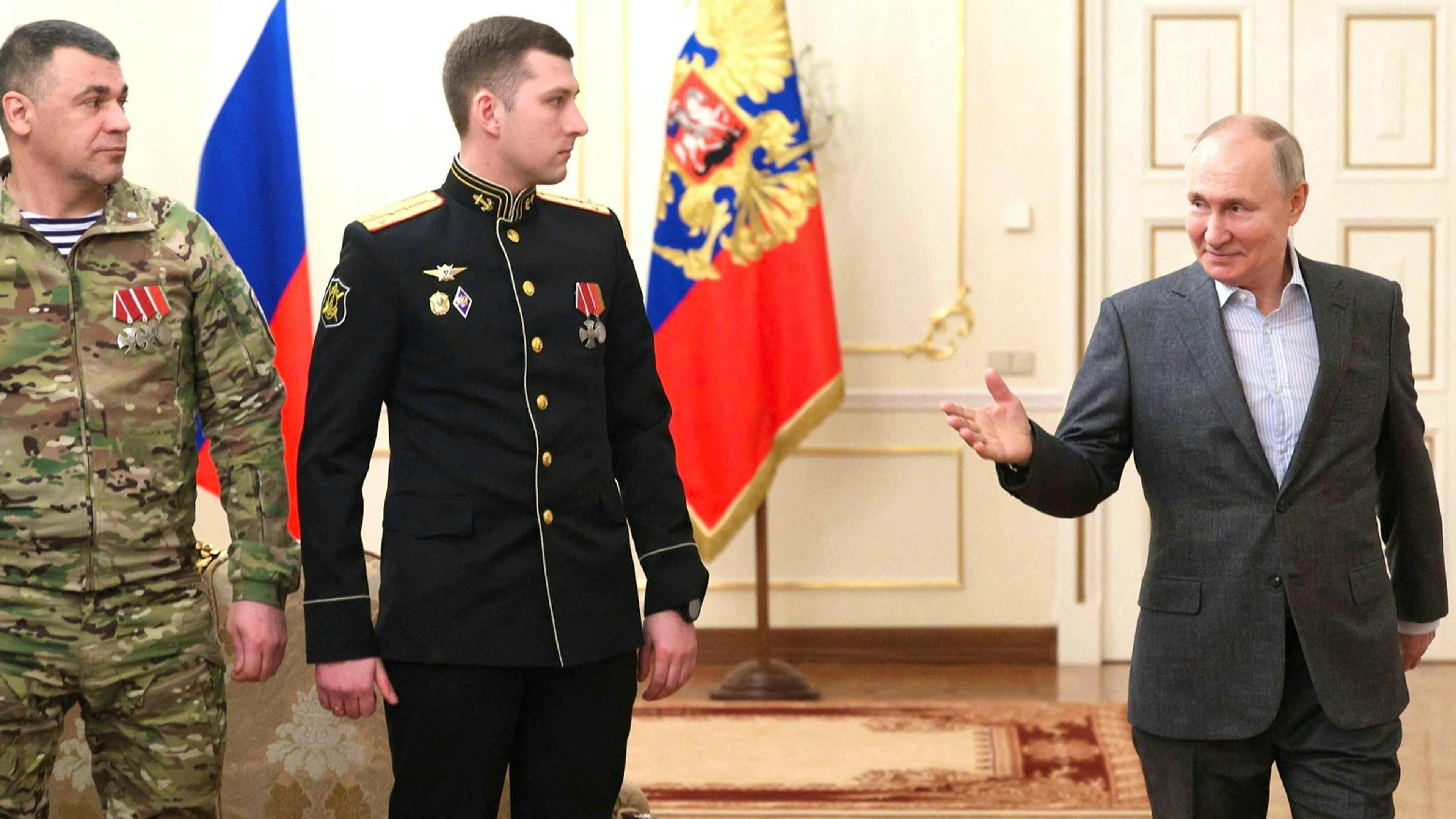 Wladimir Putin spricht am 1. Januar in Moskau mit Soldaten, die in der Ukraine im Einsatz sind.