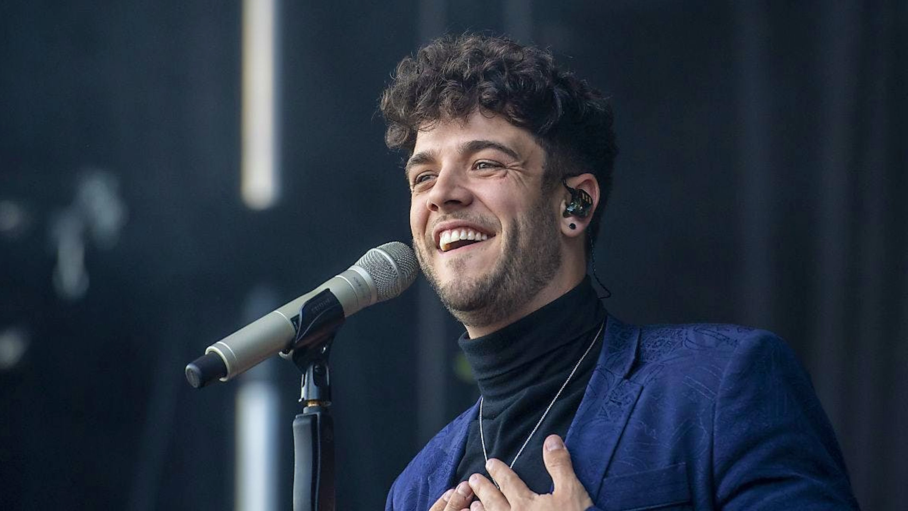 Sänger Luca Hänni hat für seinen Nachwuchs den Song «Blau oder Rosa» geschrieben, reinhören kannst du im Podcast des Ehepaars Hänni.