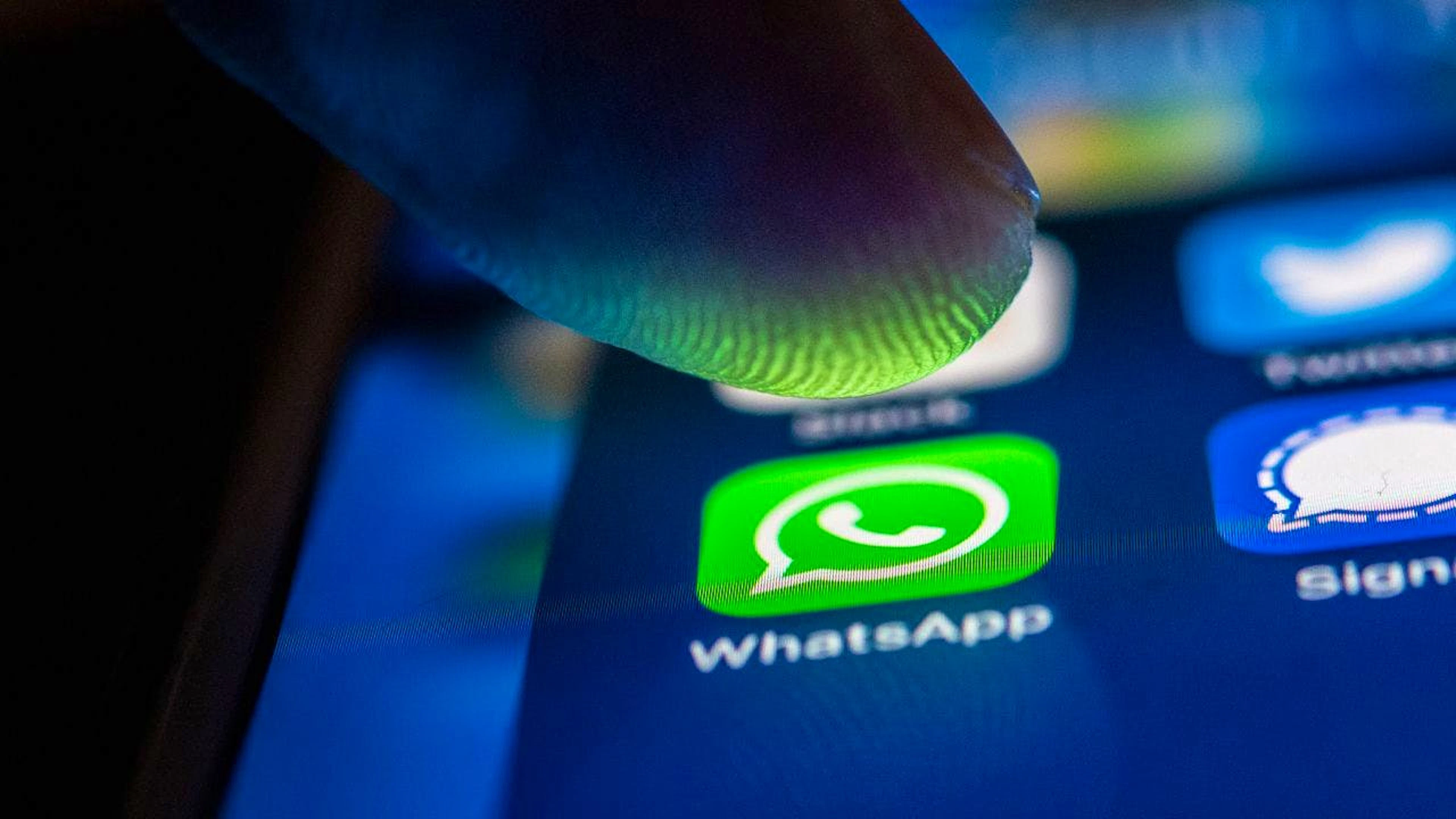 Bei Whatsapp haben sich plötzlich die Farben geändert. Grund ist eine Umstellung. (Symbolbild)