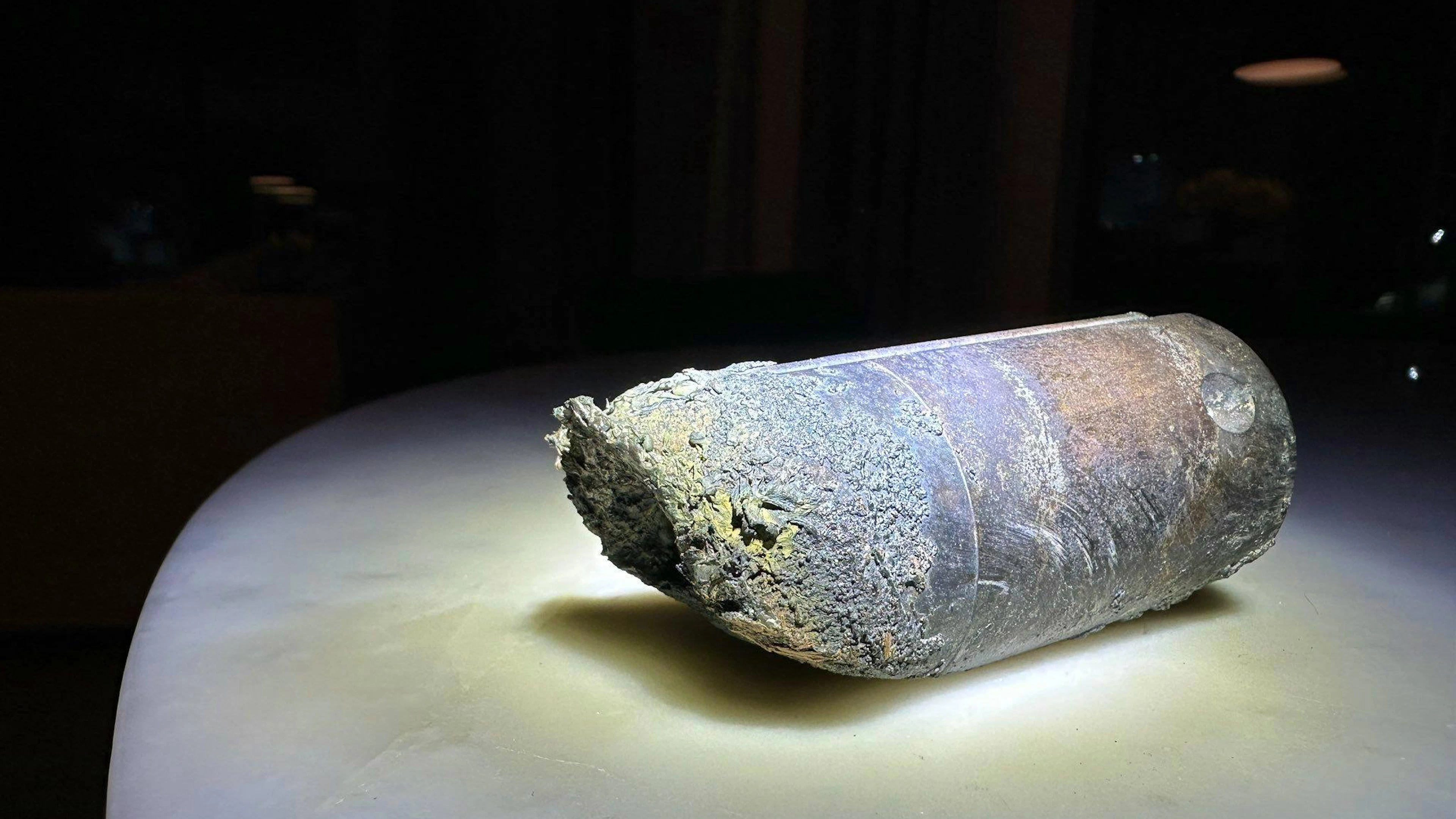 Weltraumschrott? Dieses rund ein Kilogramm schwere Metallteil durchschlug das Dach eines Hauses in Naples, Florida.
