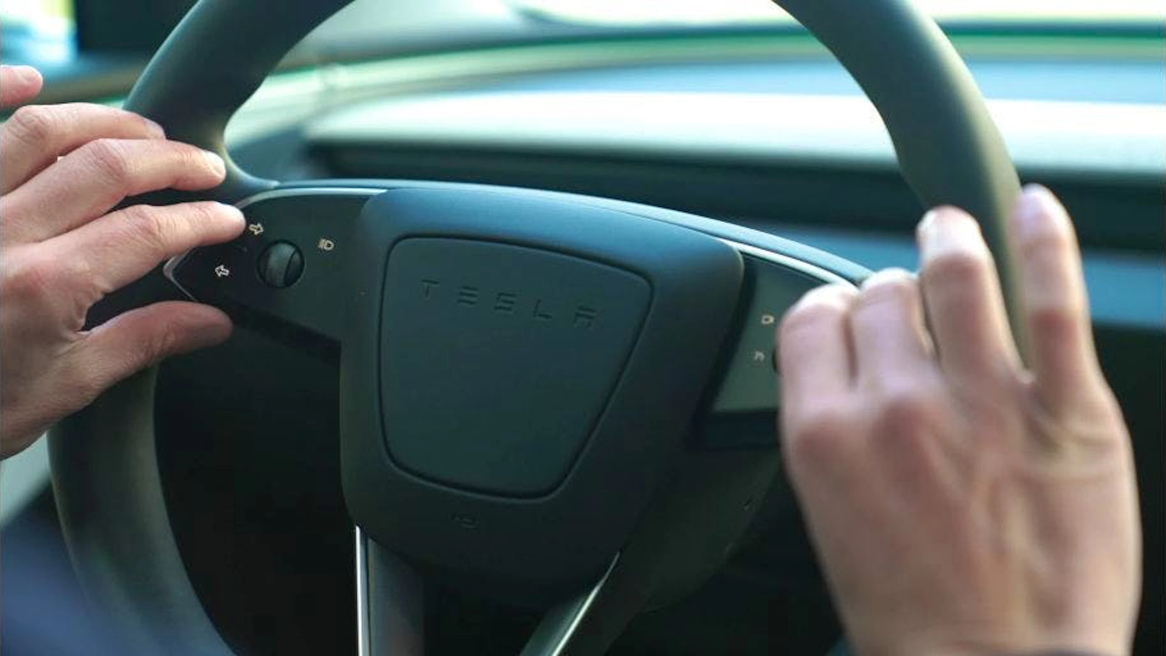 Auf Lenkstockhebel verzichtet Tesla komplett, sehr zum Ärger vom GO! Chefredaktor Sämi Pfister.