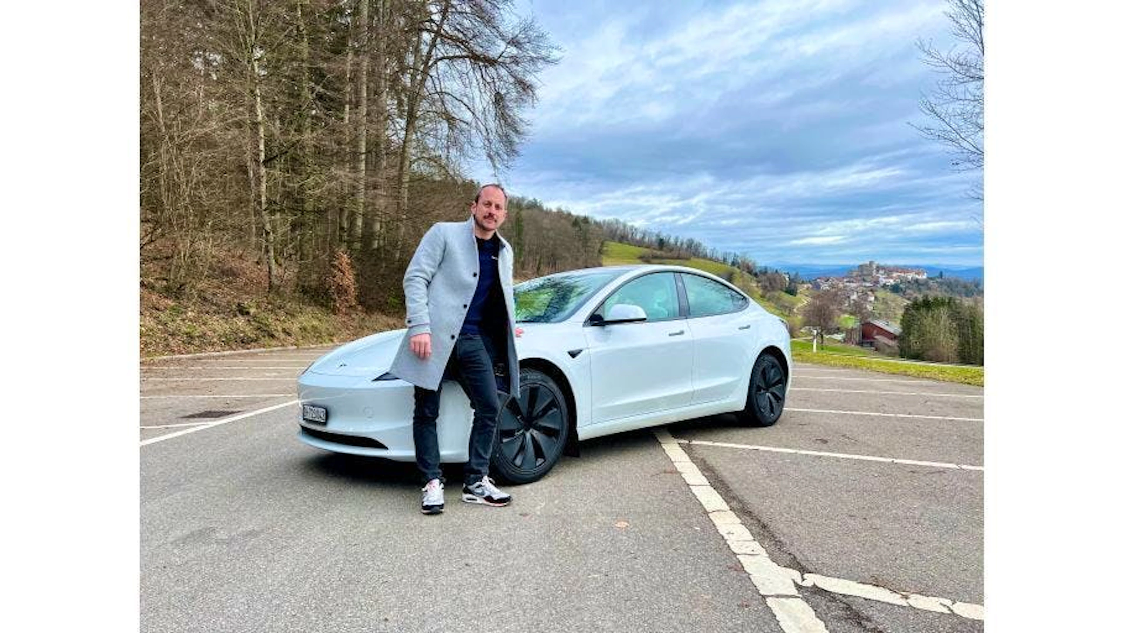 Wer über die Änderung der Benutzeroberfläche hinwegsehen kann, bekommt mit dem Tesla Model 3 Facelift das beste E-Auto seiner Klasse findet der GO! Chefredaktor.