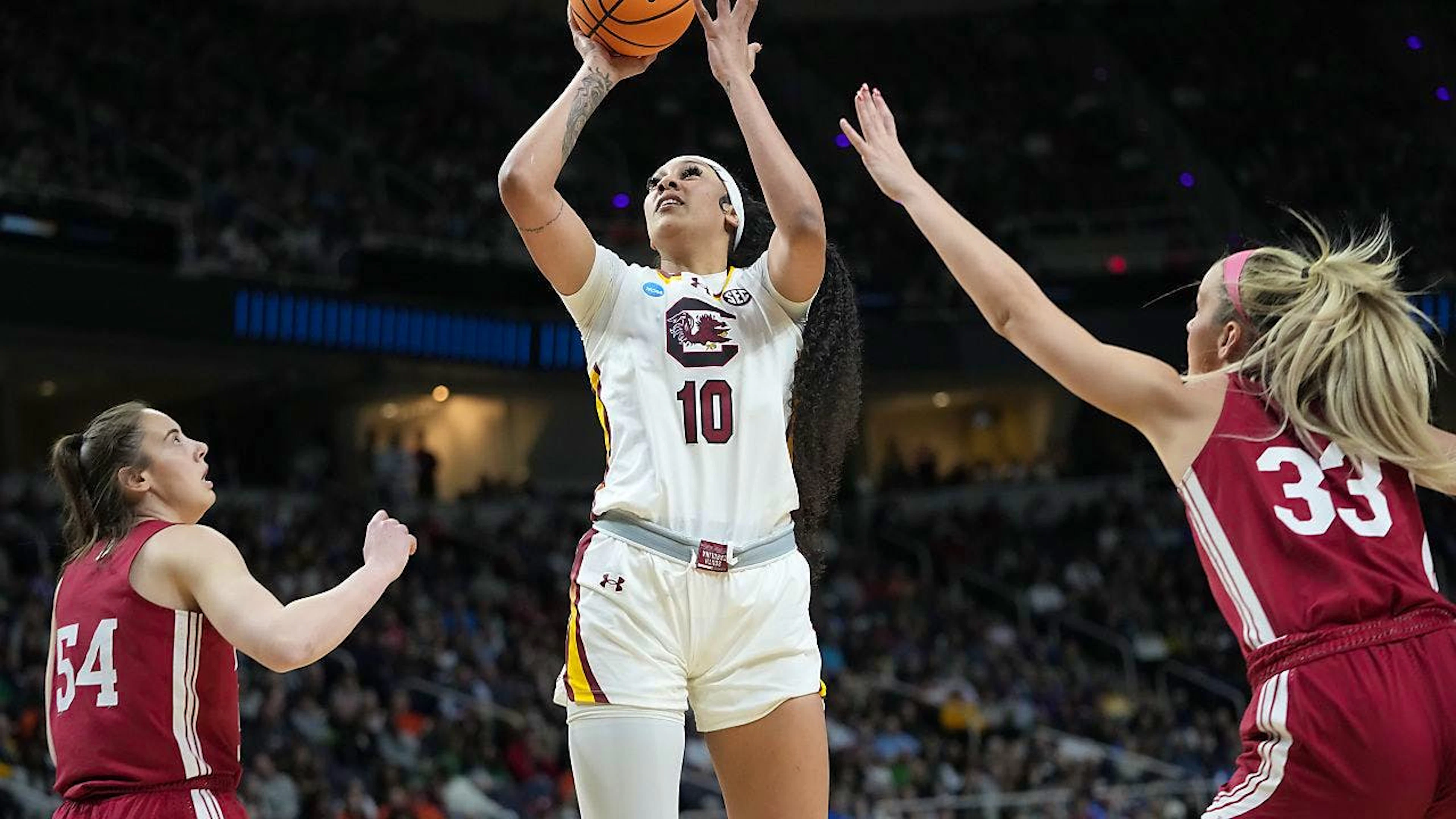 Die Trefferquote beim Basketball erhöht sich, wenn Spielerinnen von Teamkolleginnen berührt wurden. Die Untersuchung wurde bei NCAA-Frauenturnieren durchgeführt. (Archivbild)